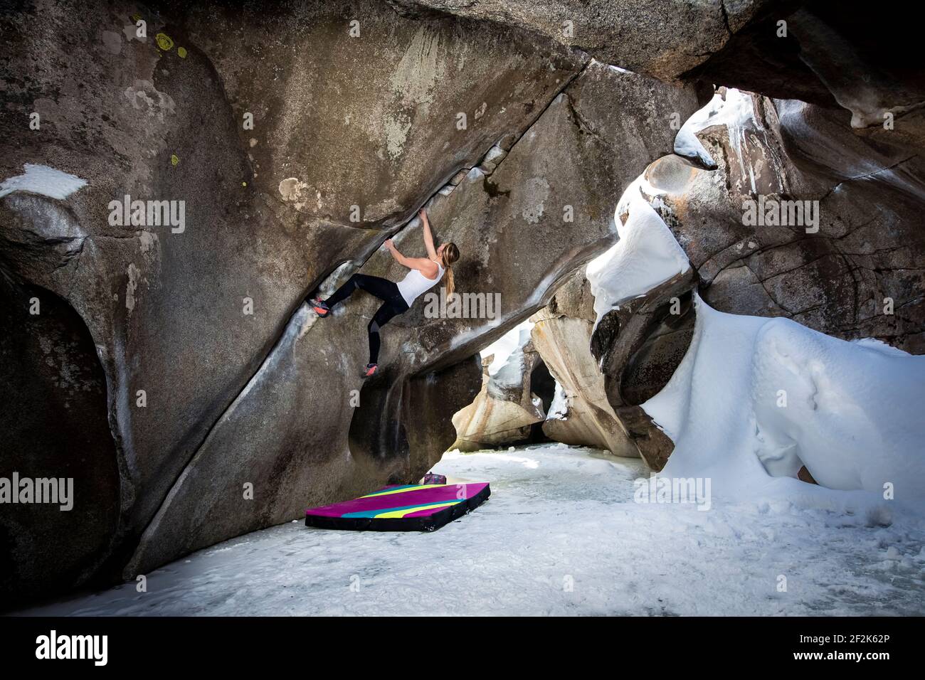 Determinato bouldering femminile in grotte di ghiaccio al passo Independence Foto Stock