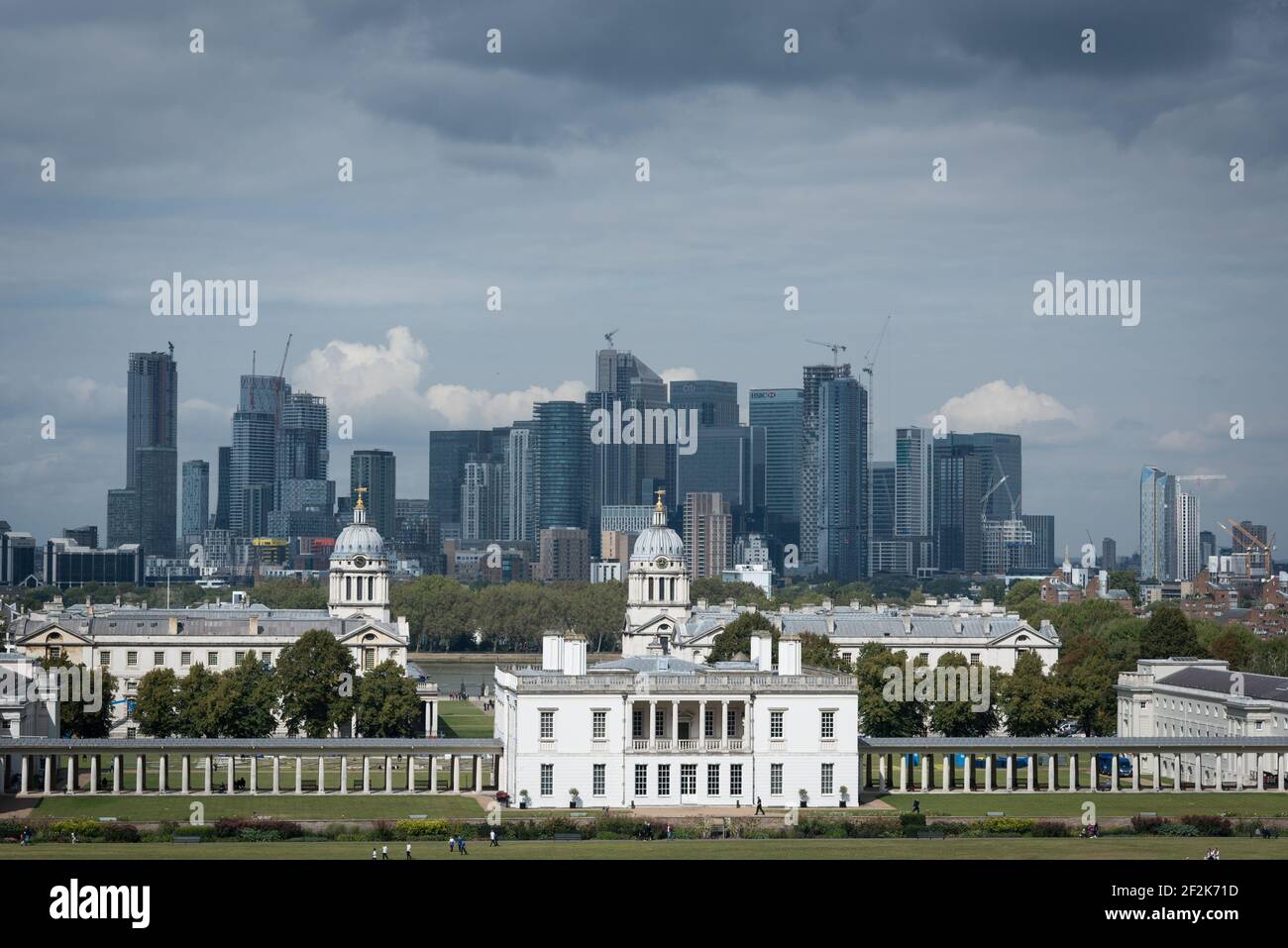 Queen's House, Greenwich, e blocchi di uffici a Canary Wharf, Londra. Foto Stock