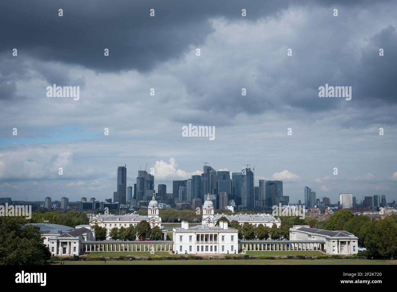 Queen's House, Greenwich, e blocchi di uffici a Canary Wharf, Londra. Foto Stock