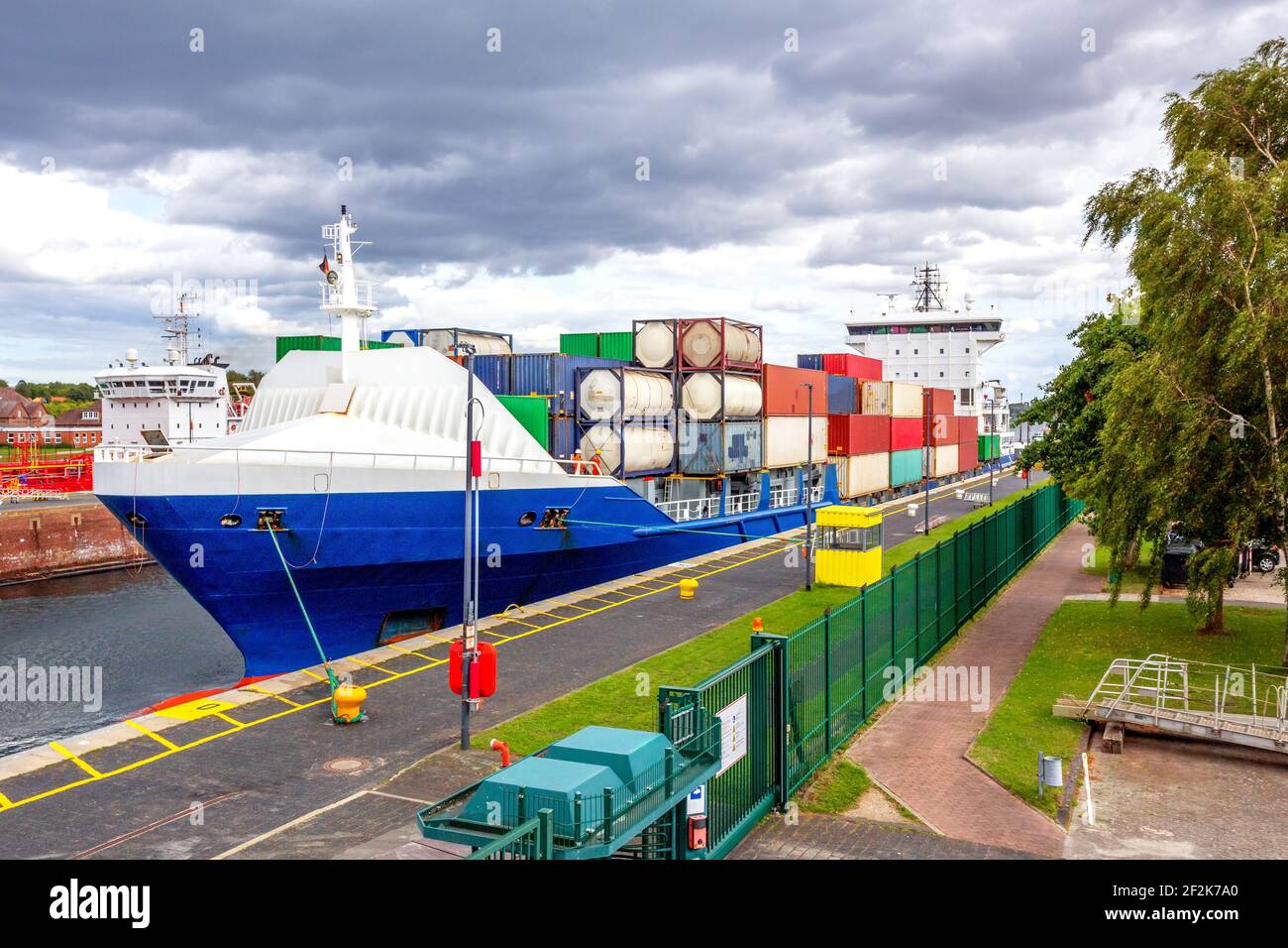 Fai acquisti nel Lock Kiel Holtenau, nel Mare del Nord, nel canale del Mar Baltico, a Kiel, a Schleswig Holstein, in Germania Foto Stock