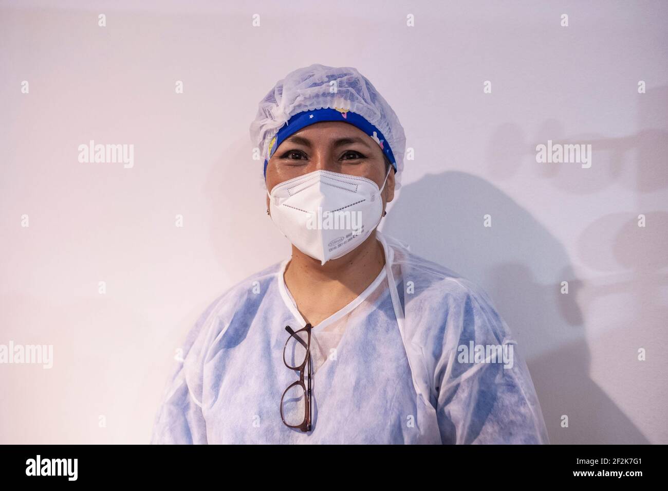 Un operatore sanitario di MultiMedica visto nel Museo. Il Museo Nazionale della Scienza e della tecnologia Leonardo da Vinci di Milano, considerato il più grande museo della scienza e della tecnologia in Italia, in collaborazione con Ospedale San Giuseppe (Gruppo MultiMedica), ospita la campagna di immunizzazione anti-Covid-19. Quasi 500 vaccini, principalmente di tipo AstraZeneca, saranno distribuiti quotidianamente ai cittadini locali, con insegnanti e personale scolastico nella prima settimana. Foto Stock