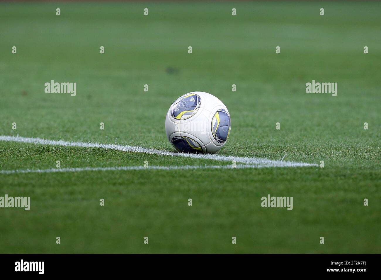 Calcio - campionato francese 2013/2014 - L1 - Montpellier HSC v Paris Saint Germain il 09 agosto 2013 a Montpellier, Francia - Foto Manuel Blondau / AOP Press / DPPI - la palla ufficiale del campionato L1 è raffigurata Foto Stock