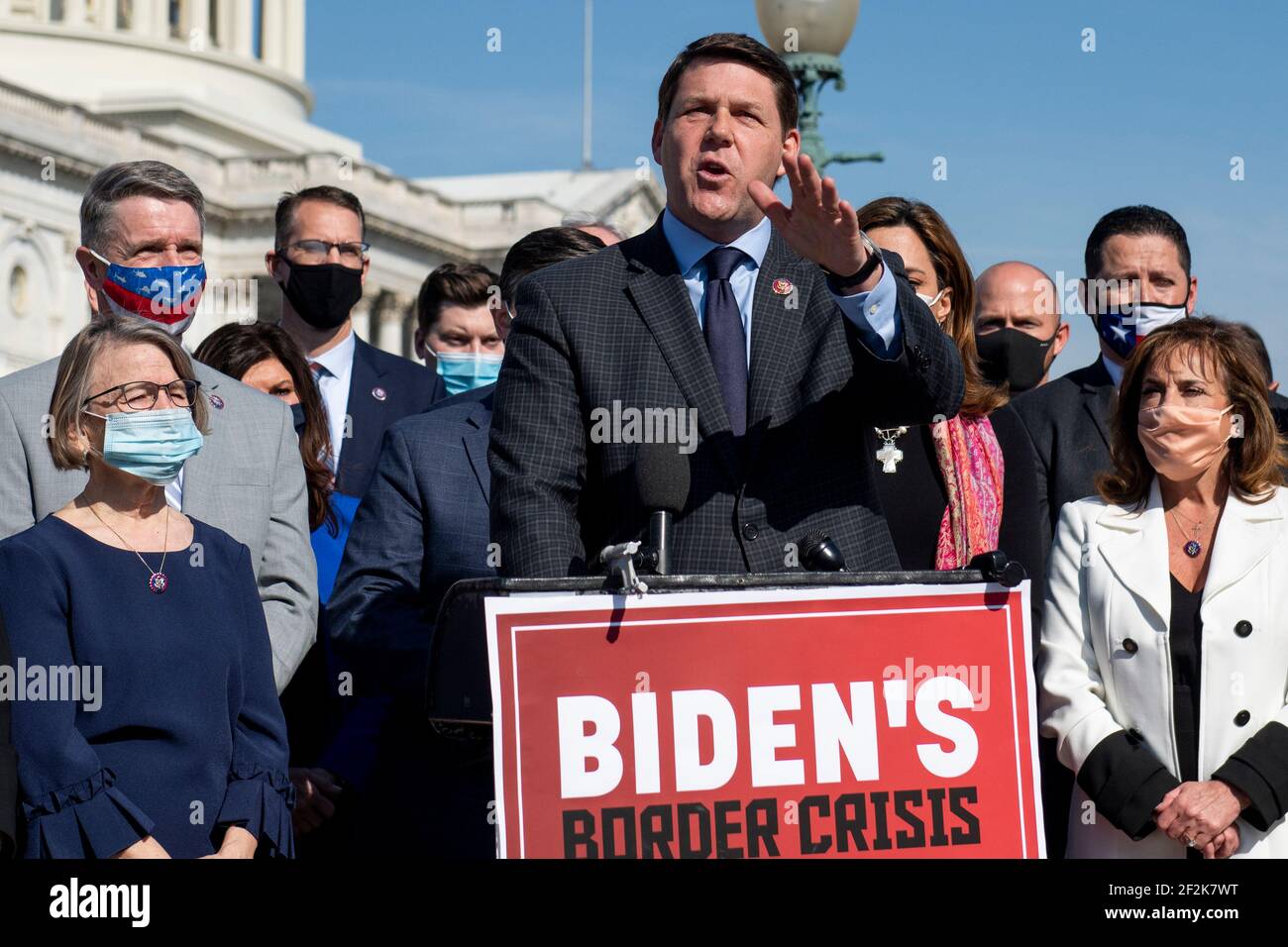 Il rappresentante degli Stati Uniti Jodey Arrington (Repubblicano del Texas) è Unito da altri membri della Camera Repubblicana mentre offre osservazioni durante una conferenza stampa sulla situazione al confine meridionale degli Stati Uniti, presso il Campidoglio degli Stati Uniti a Washington, DC, giovedì 11 marzo 2021. Credit: Rod Lamkey/CNP | utilizzo in tutto il mondo Foto Stock