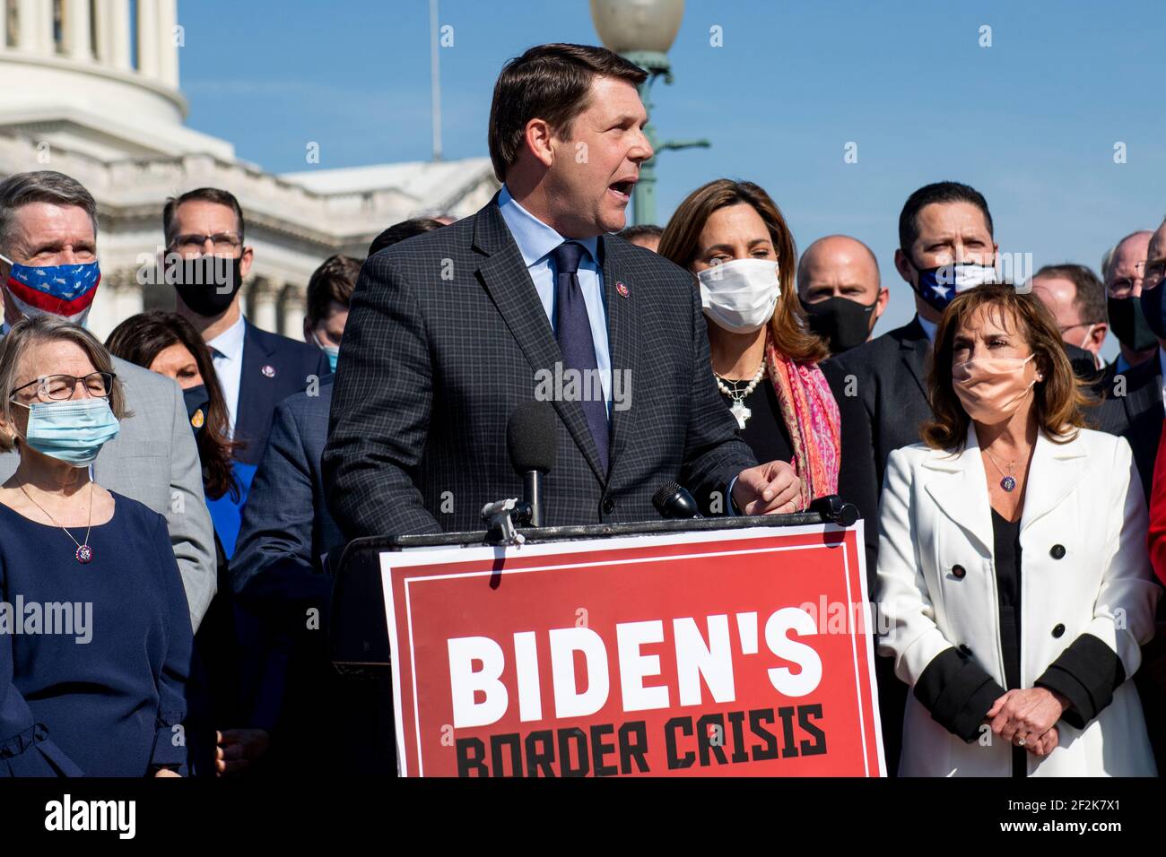 Il rappresentante degli Stati Uniti Jodey Arrington (Repubblicano del Texas) è Unito da altri membri della Camera Repubblicana mentre offre osservazioni durante una conferenza stampa sulla situazione al confine meridionale degli Stati Uniti, presso il Campidoglio degli Stati Uniti a Washington, DC, giovedì 11 marzo 2021. Credit: Rod Lamkey/CNP | utilizzo in tutto il mondo Foto Stock