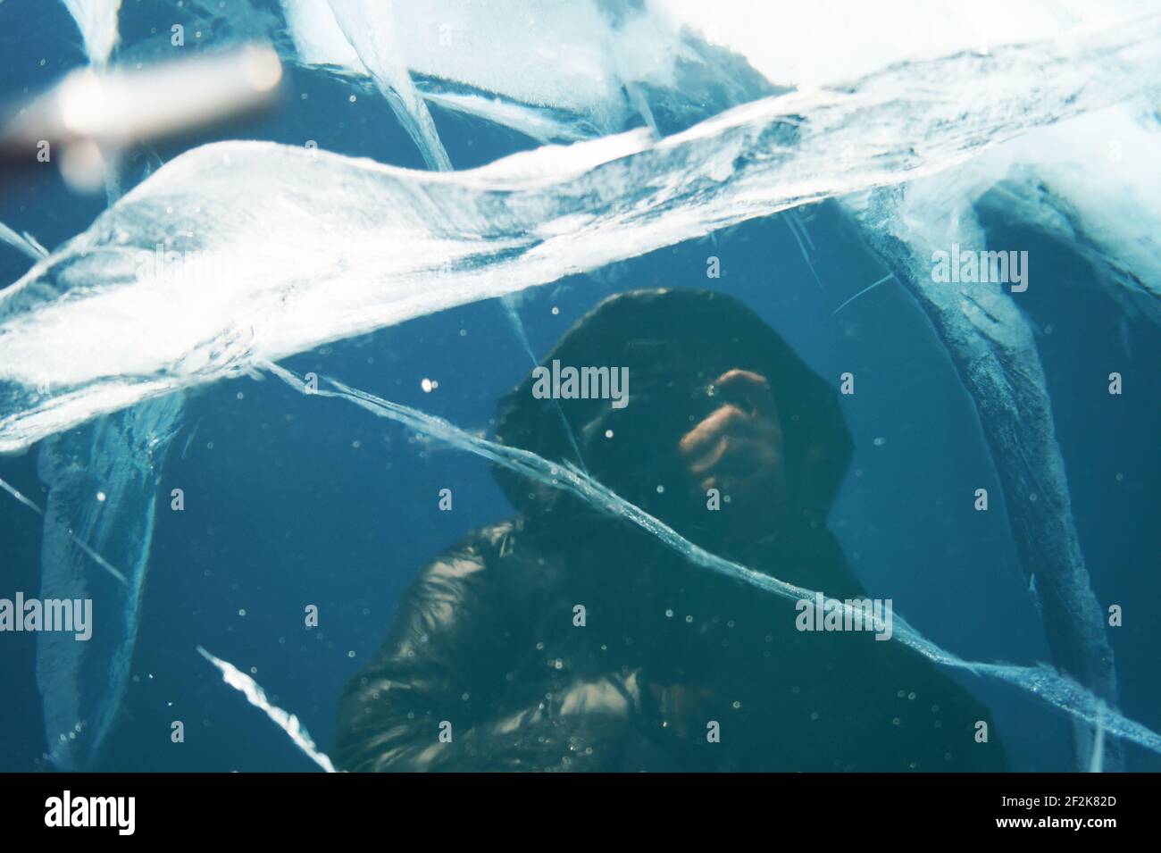Una donna di 40-45-year-old fotografa il suo riflesso nel ghiaccio Foto Stock