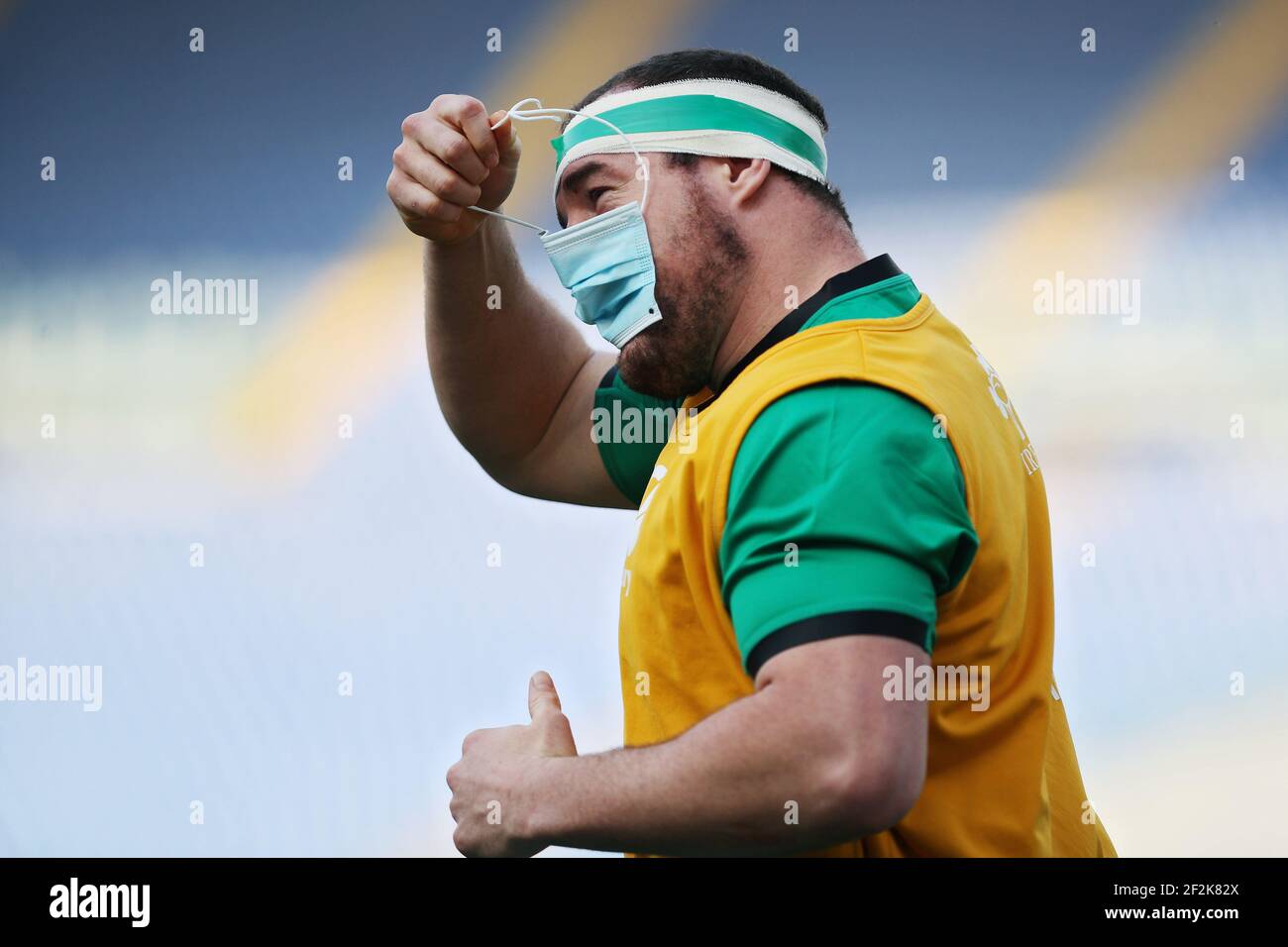 Rob Herring dell'Irlanda rimuove la maschera durante il riscaldamento durante la partita di rugby Six Nations 2021 tra Italia e Irlanda il 27 febbraio 2021 allo Stadio Olimpico di Roma - Foto Federico Proietti/DPPI Foto Stock