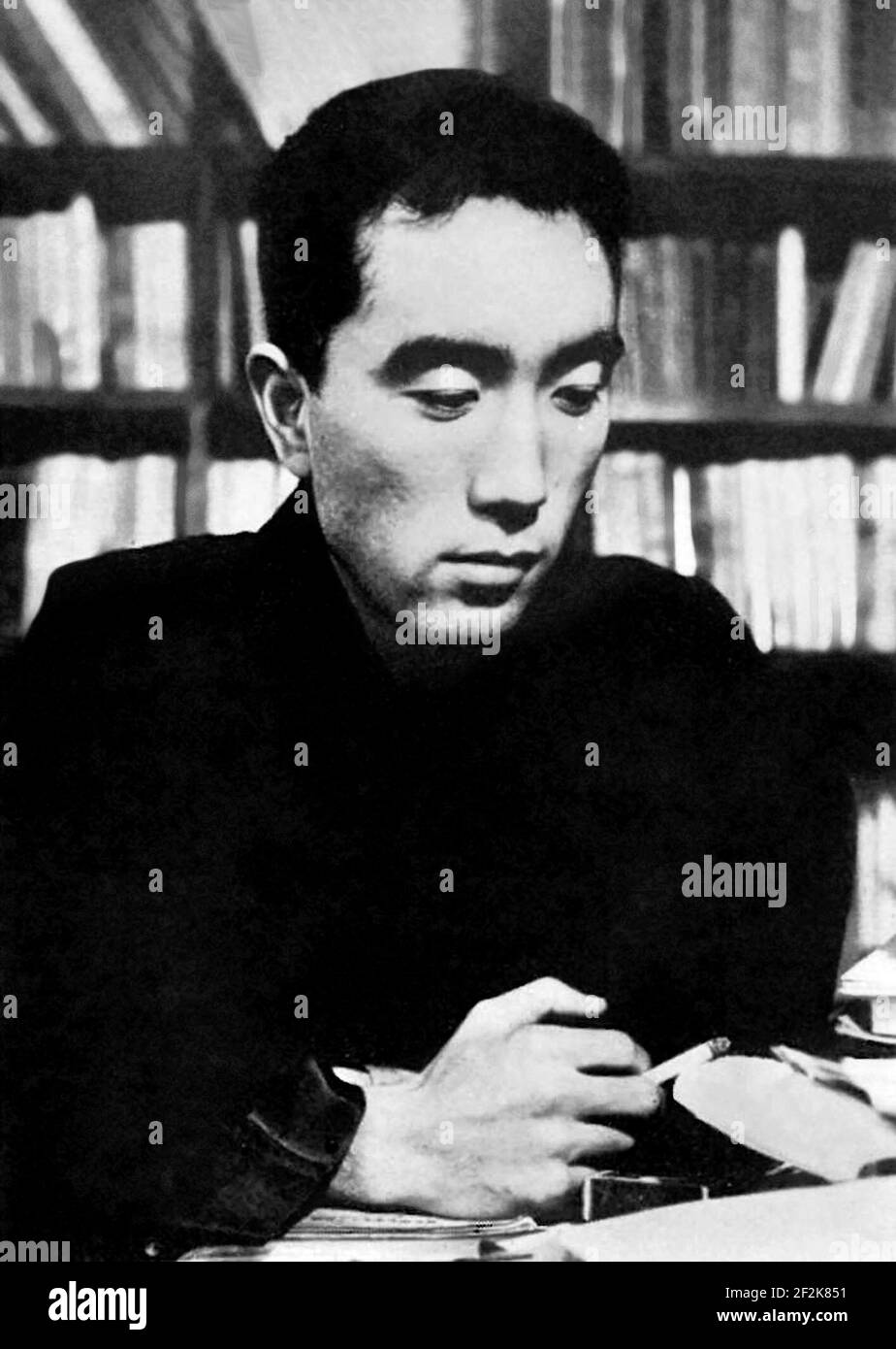 Yukio Mishima. Ritratto dello scrittore giapponese Yukio Mishima (n. Kimitake Hiraoka, 1925-1970), 1953 Foto Stock