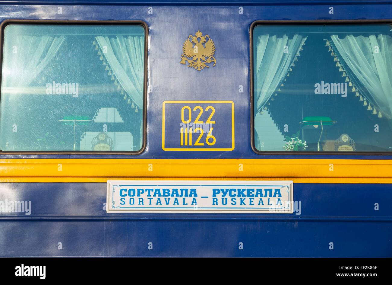 SORTAVALA, RUSSIA - 10 MARZO 2021: Finestre del treno retrò Ruskeala Express Foto Stock