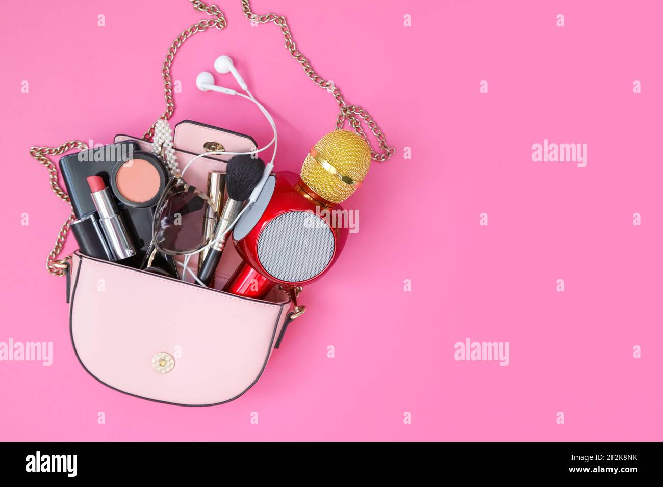 Telefono, microfono, rossetto, cuffie e molti altri oggetti in un odore Foto Stock