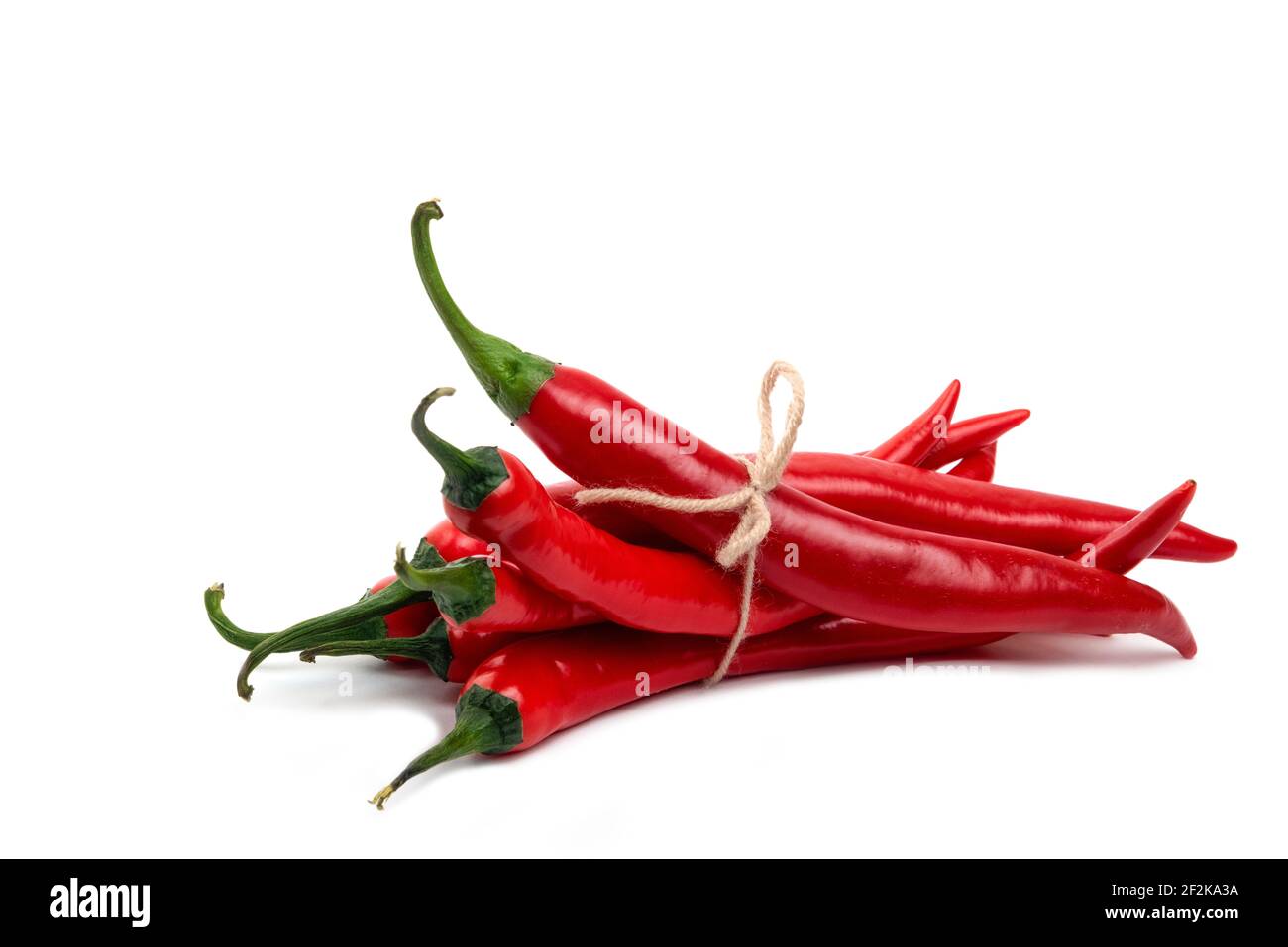 Peperoncini rossi freschi isolati su sfondo bianco Foto Stock