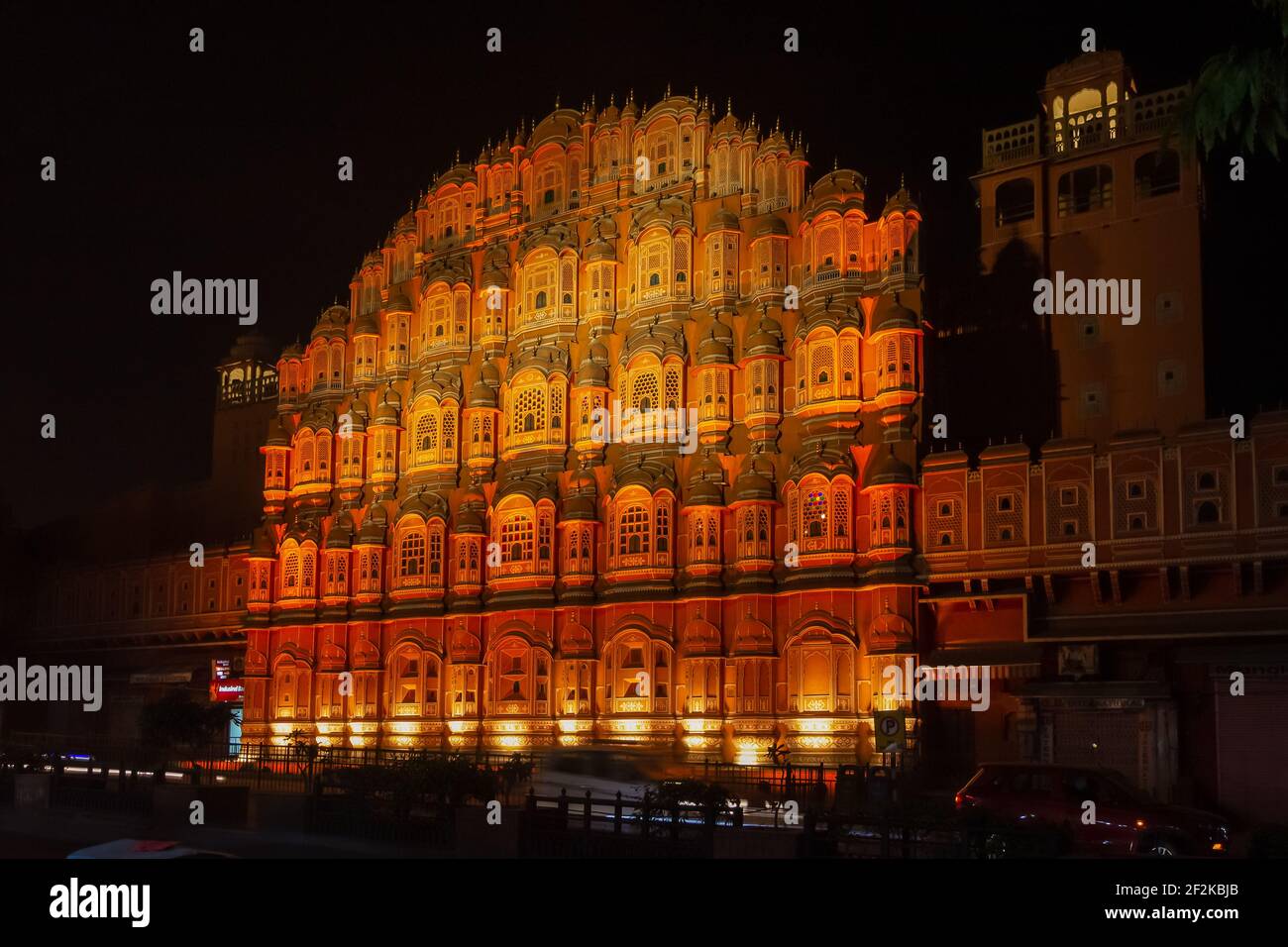 Vista orizzontale di Hawa Mahal dalla strada di notte. Foto Stock