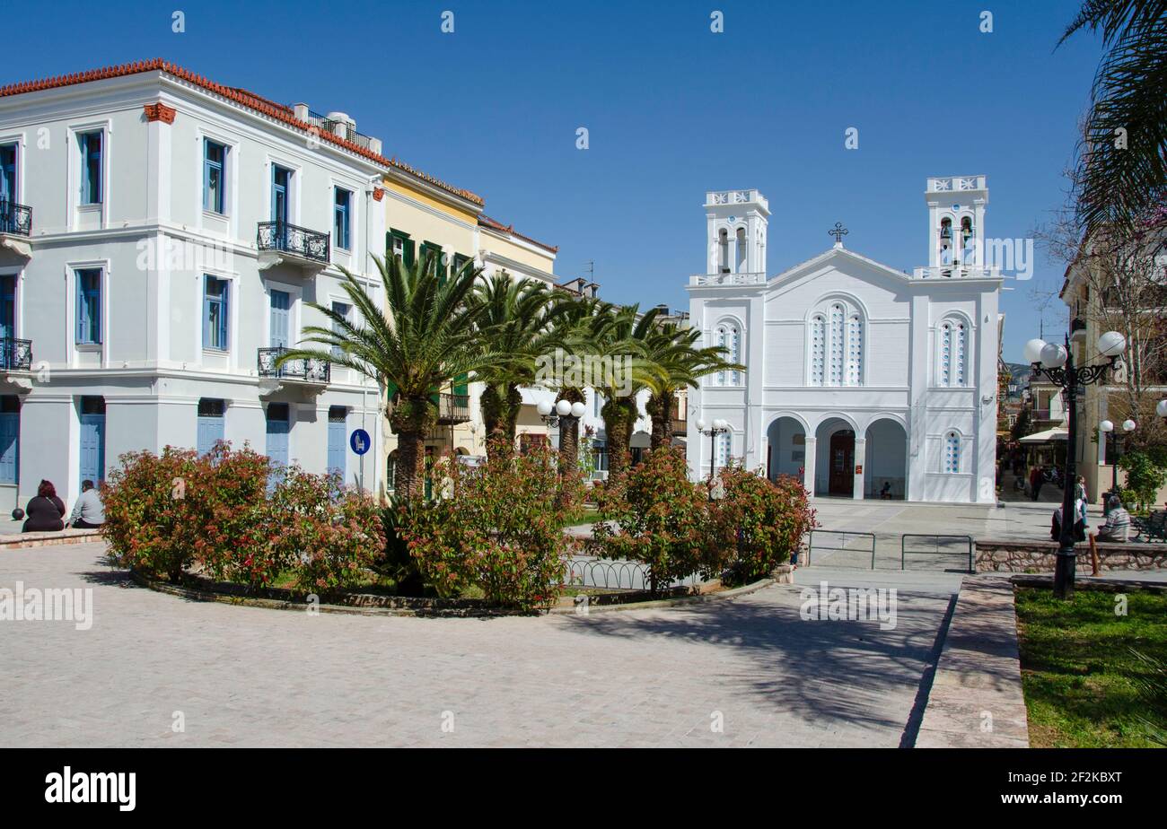 Vista di una chiesa ortodossa e piazza nella città di Nafplio Peloponesse, Grecia Foto Stock