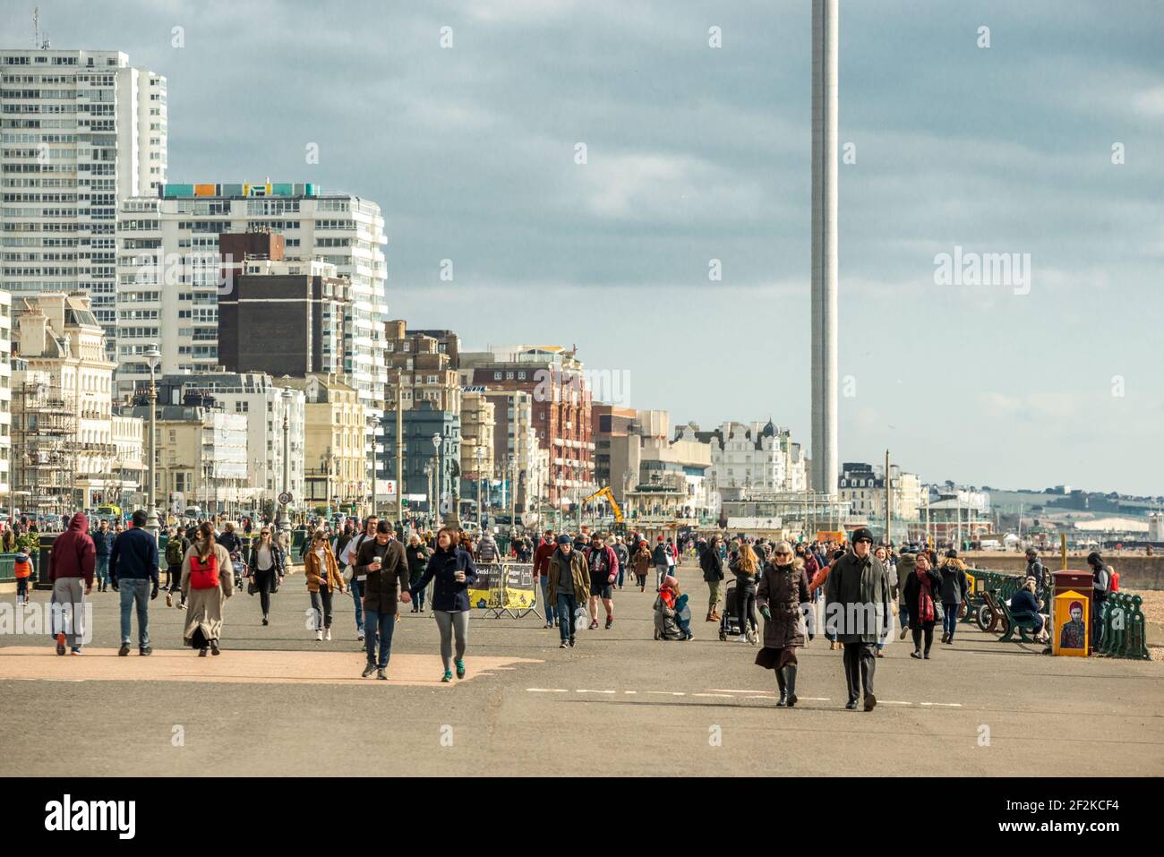 Brighton, 6 marzo 2021: Il favoloso weekend ha portato folla sul lungomare di Hove questa mattina per godersi l'aria fresca e le condizioni primaverili Foto Stock