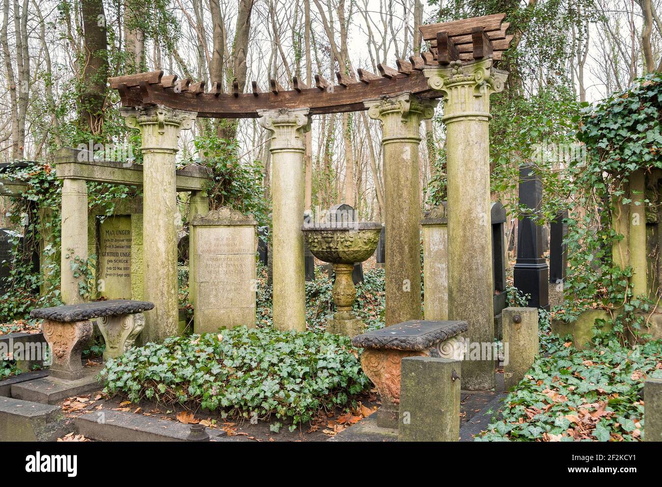 Berlino, cimitero ebraico di Berlino Weissensee, pergola colonnata, stele, ciotola del piedistallo, sepoltura ereditaria di Albert Pinkuss Foto Stock