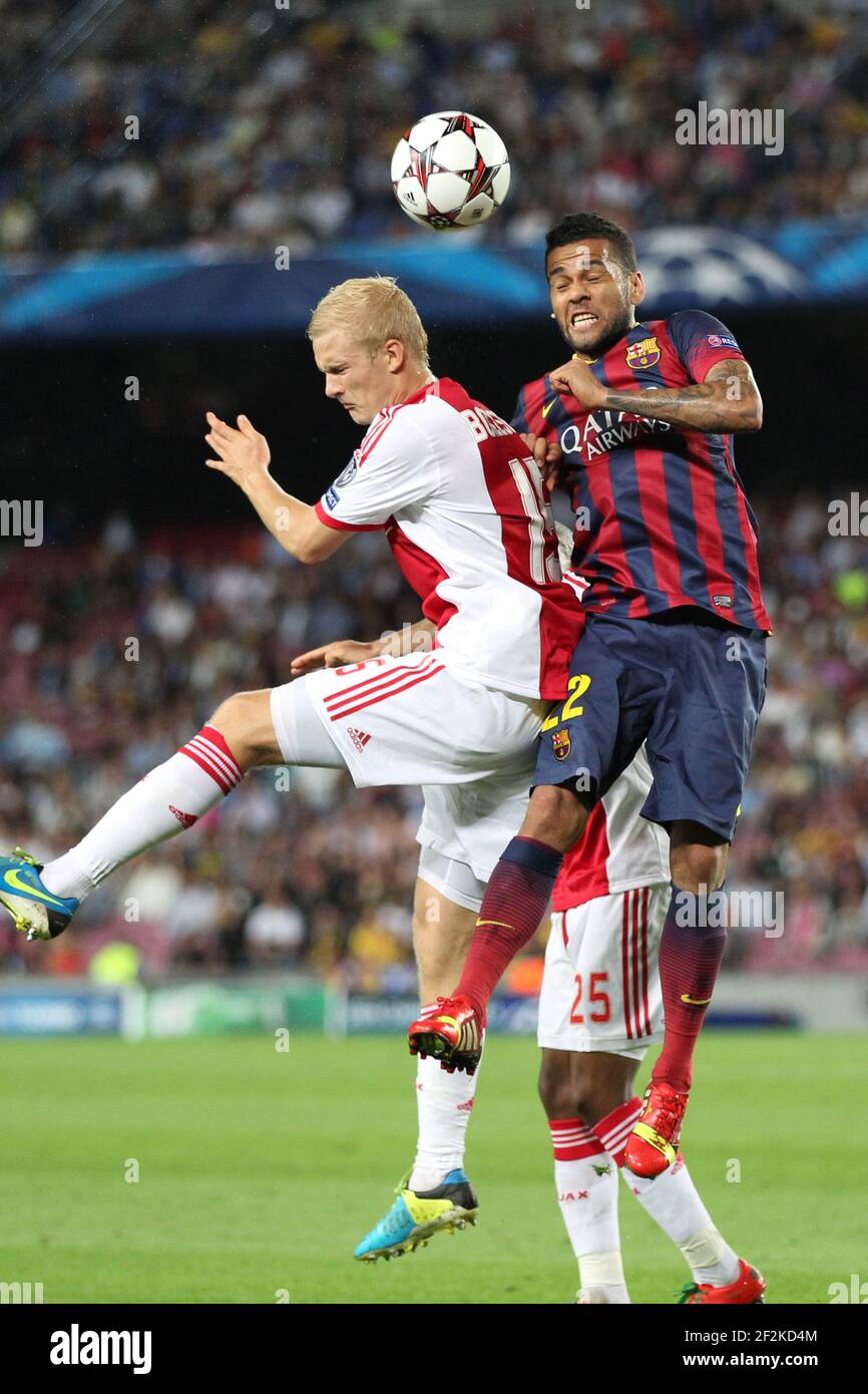 Calcio - UEFA Champions League 2013/2014 - fase di Gruppo - Gruppo H - FC Barcellona v Ajax Amsterdam il 18 settembre 2013 a Barcellona , Spagna - Foto Manuel Blondau / AOP PRESS / DPPI - Dani Alves del FC Barcellona duelli per la palla con Nicolai Boilesen di Ajax Foto Stock