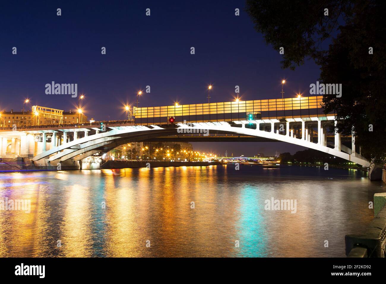 Fiume Moskva, ponte Andreyevsky alla luce delle luci colorate notturne. Mosca, Russia Foto Stock