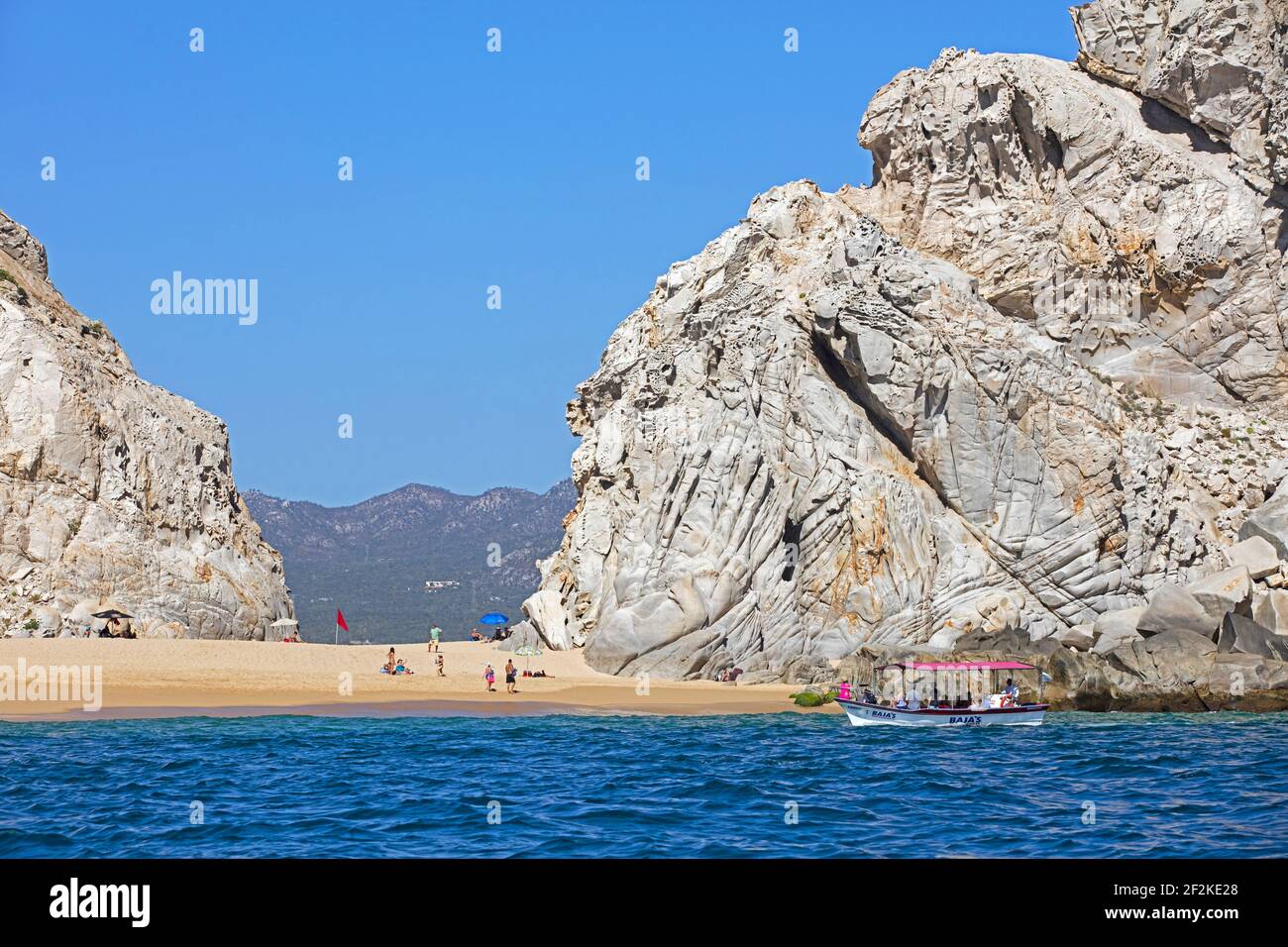 Barca turistica che scende i turisti a prendere il sole sulla spiaggia isolata vicino alla località balneare Cabo San Lucas sulla penisola di Baja California sur, Messico Foto Stock