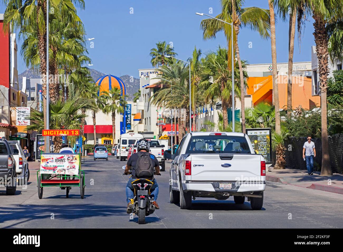 Streetscene nella strada principale della città Cabo San Lucas sulla penisola di Baja California sur, Messico Foto Stock