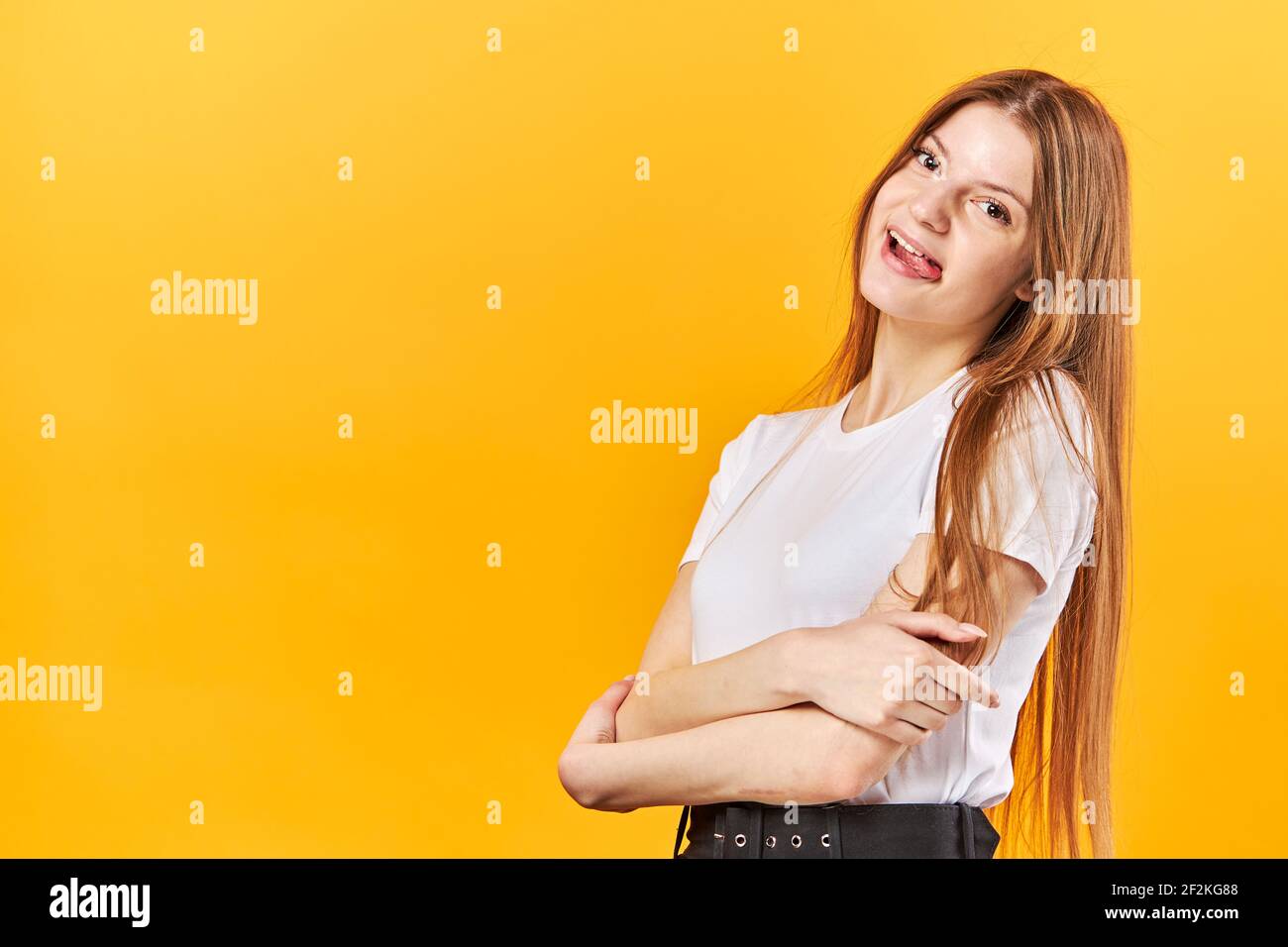 Primo piano ritratto di attraente ragazza allegra imbrogliare grimacing isolato sopra sfondo di colore giallo brillante Foto Stock