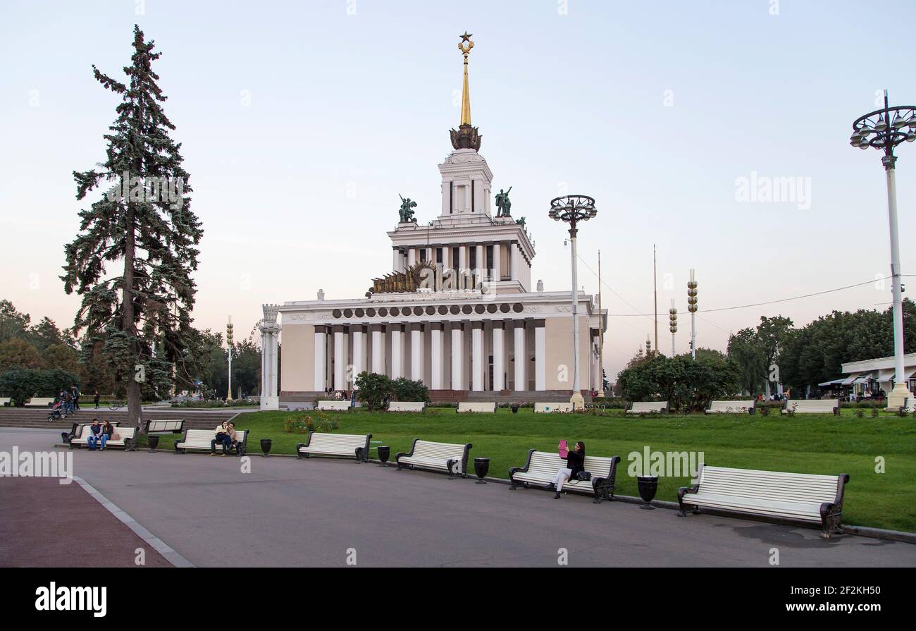 Landmarks nel territorio di VDNKh (All-Russia Exhibition Center, chiamato anche All-Russian Exhibition Centre) è un commercio generale permanente sho Foto Stock