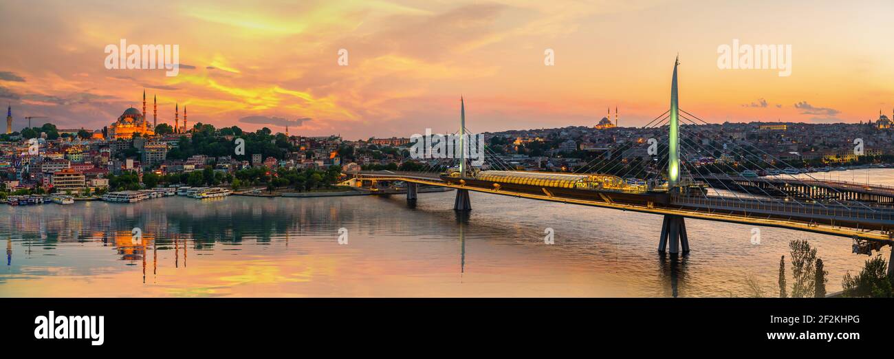 La stazione della metropolitana sul ponte Golden Horn Foto Stock