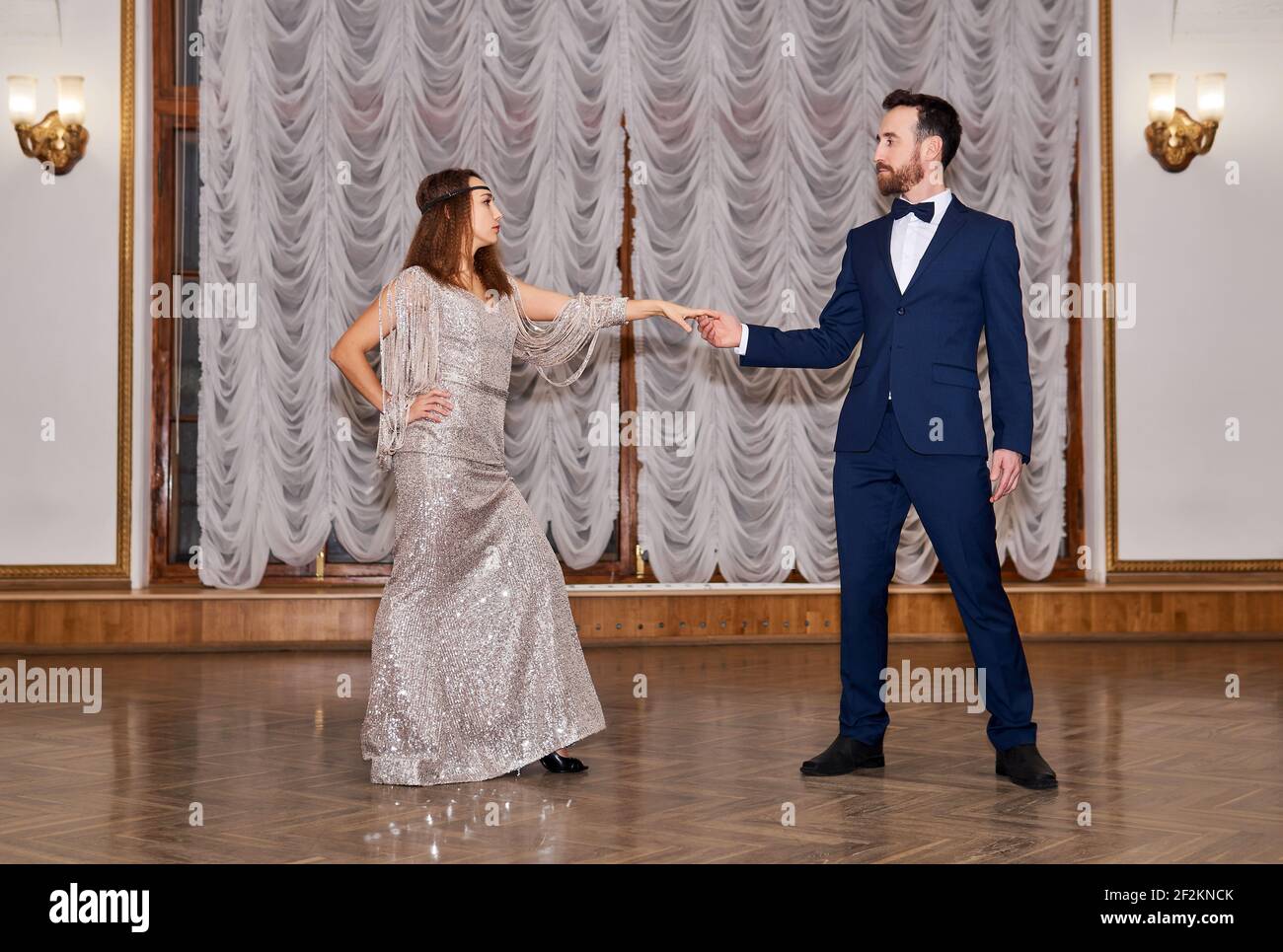 ballerini di coppia prima dell'inizio di una danza partner nella sala d'epoca; invito alla danza Foto Stock