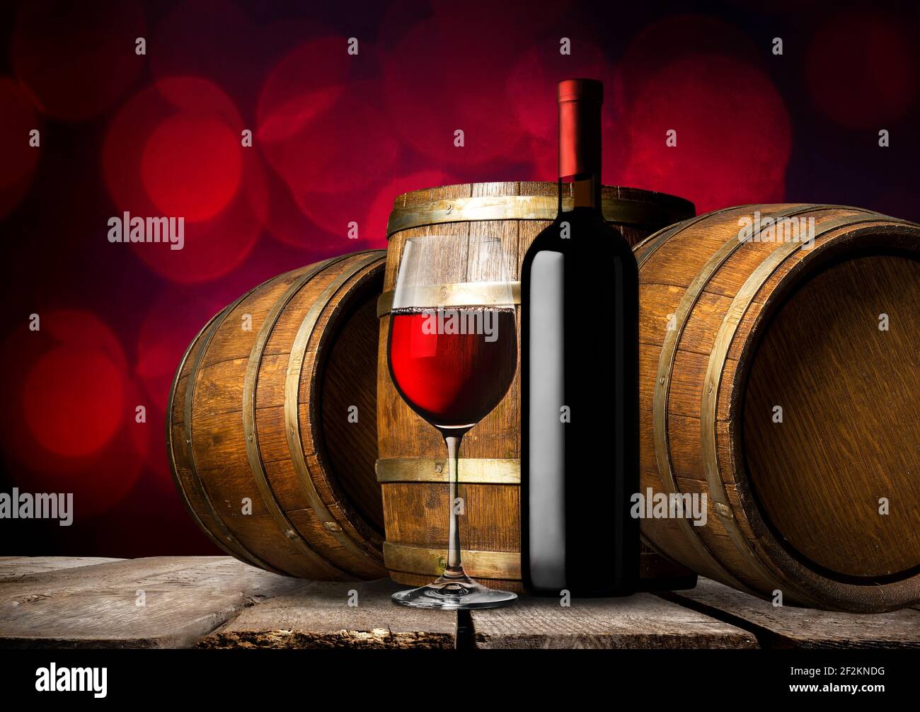 Bottiglia di vino rosso e botti di legno Foto Stock