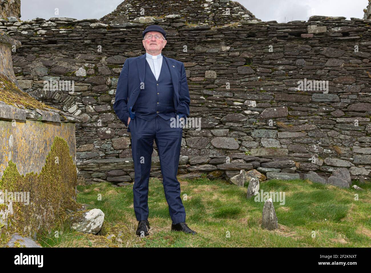 Sacerdote cattolico nel vecchio cimitero, Contea di Kerry, Irlanda Foto Stock