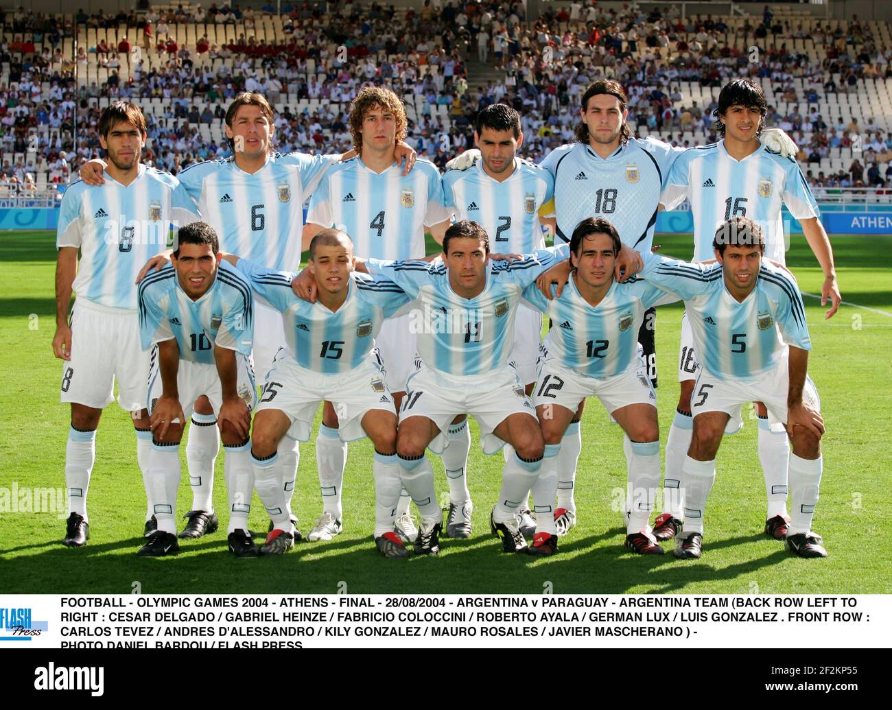 CALCIO - GIOCHI OLIMPICI 2004 - ATHENS - FINALE - 28/08/2004 - ARGENTINA V PARAGUAY - SQUADRA ARGENTINA (FILA POSTERIORE DA SINISTRA A DESTRA: CESAR DELGADO / GABRIEL HEINZE / FABRICIO COLOCCINI / ROBERTO AYALA / GERMAN LUX / LUIS GONZALEZ . PRIMA FILA : CARLOS TEVEZ / ANDRES D'ALESSANDRO / KILY GONZALEZ / MAURO ROSALES / JAVIER MASCHERANO ) - FOTO DANIEL BARDOU / FLASH PRESS Foto Stock
