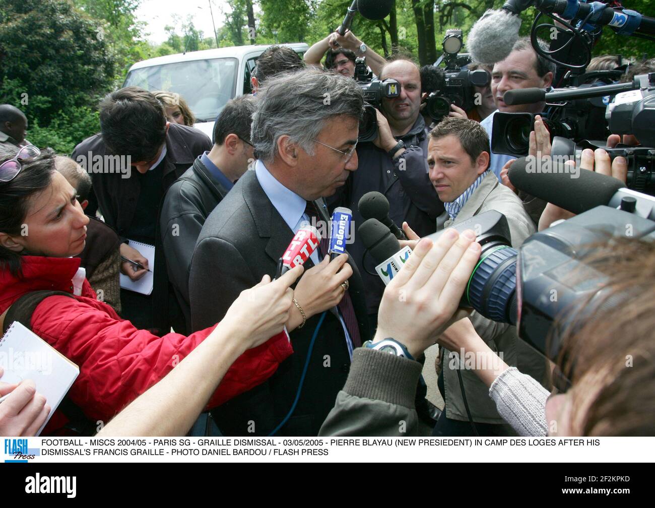 CALCIO - MISCS 2004/05 - PARIGI SG - LICENZIAMENTO GRAILLE - 03/05/2005 - PIERRE BLAYAU (NUOVO PRESIEDENT) A CAMP DES LOGES DOPO IL SUO LICENZIAMENTO FRANCESCO GRAILLE - FOTO DANIEL BARDOU / FLASH PRESS Foto Stock