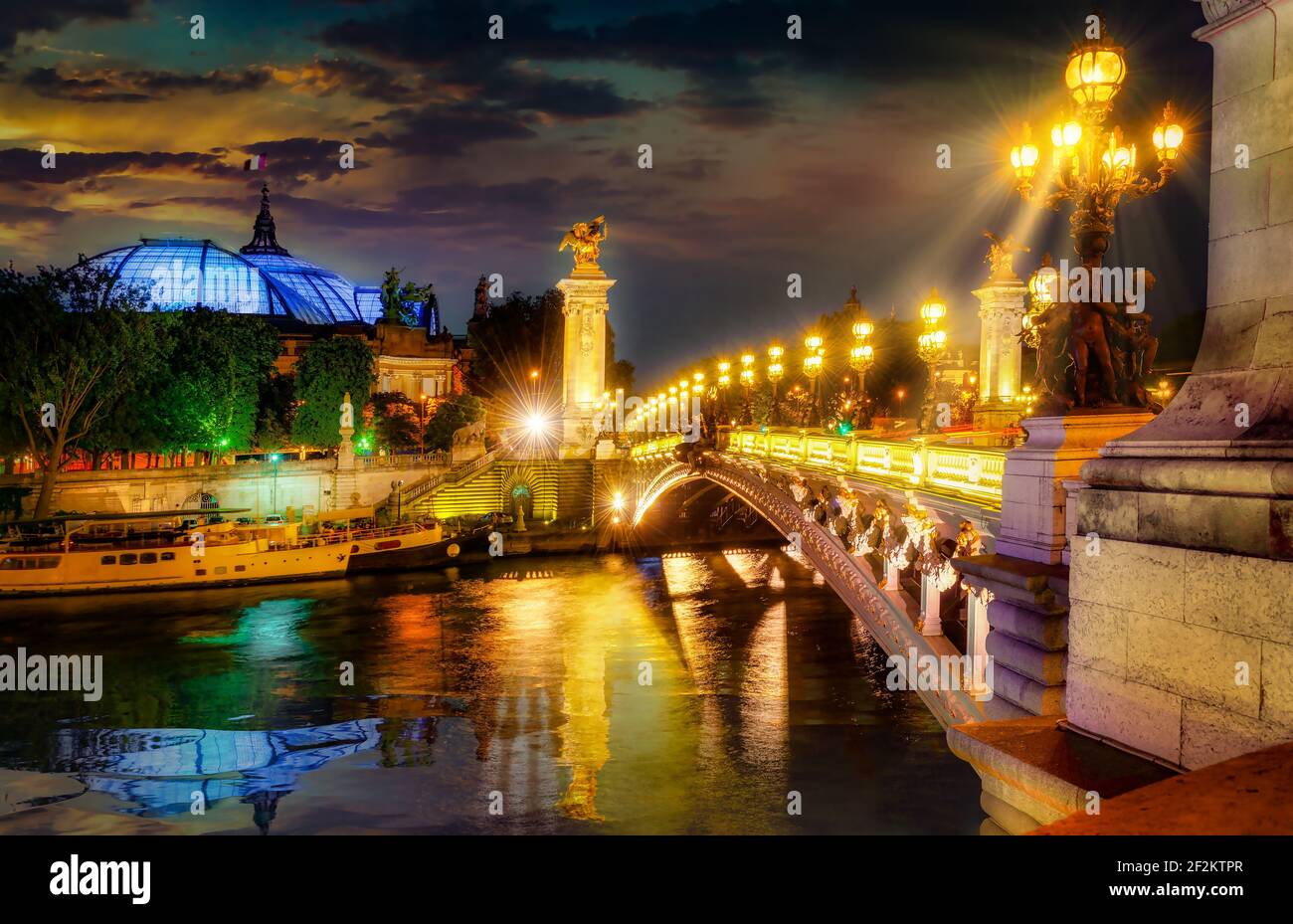 Ponte Alessandro III a Parigi al tramonto Foto Stock