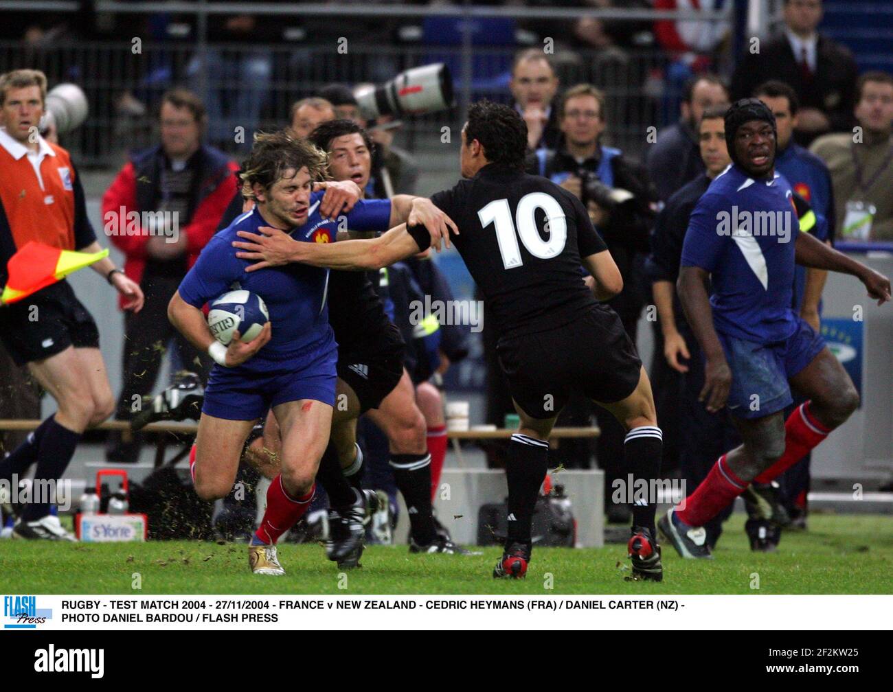 RUGBY - TEST MATCH 2004 - 27/11/2004 - FRANCIA V NUOVA ZELANDA - CEDRIC HEYMANS (FRA) / DANIEL CARTER (NZ) - FOTO DANIEL BARDOU / FLASH PRESS Foto Stock