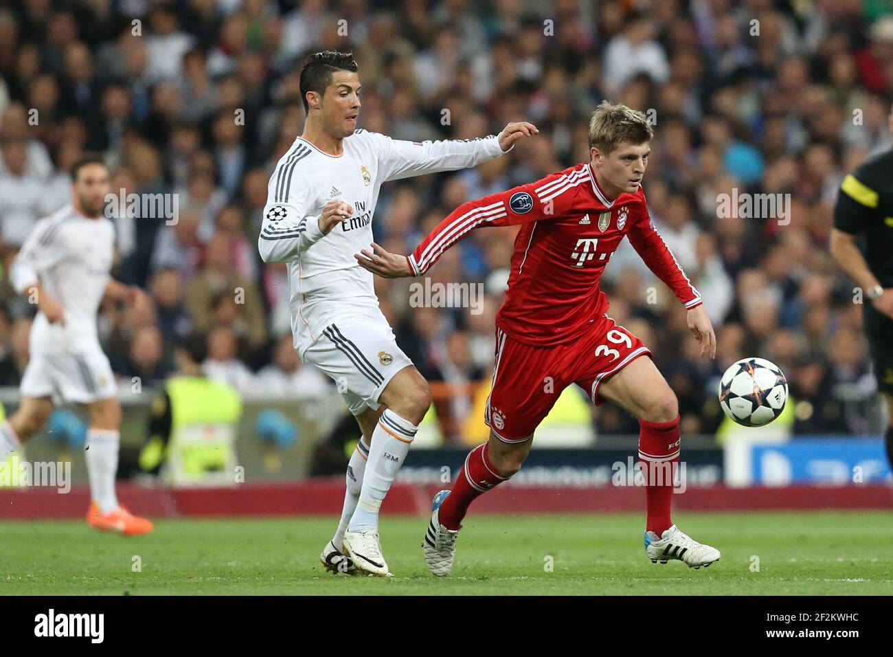 Toni Kroos del FC Bayern Monaco evade Cristiano Ronaldo del Real Madrid CF  durante la partita di calcio della UEFA Champions League 2013/2014  semifinale, prima tappa tra il Real Madrid e il