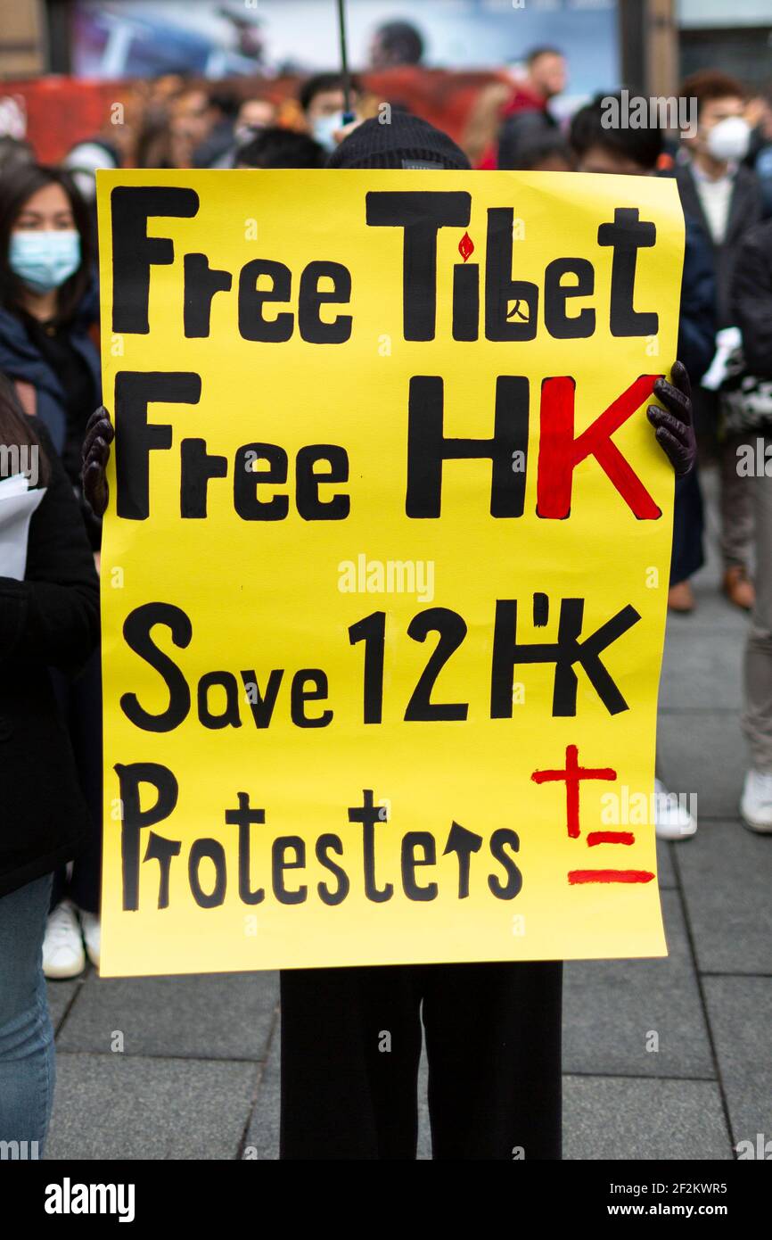 Cartello di protesta contro il Partito Comunista Cinese, Leicester Square, Londra, 12 dicembre 2020 Foto Stock