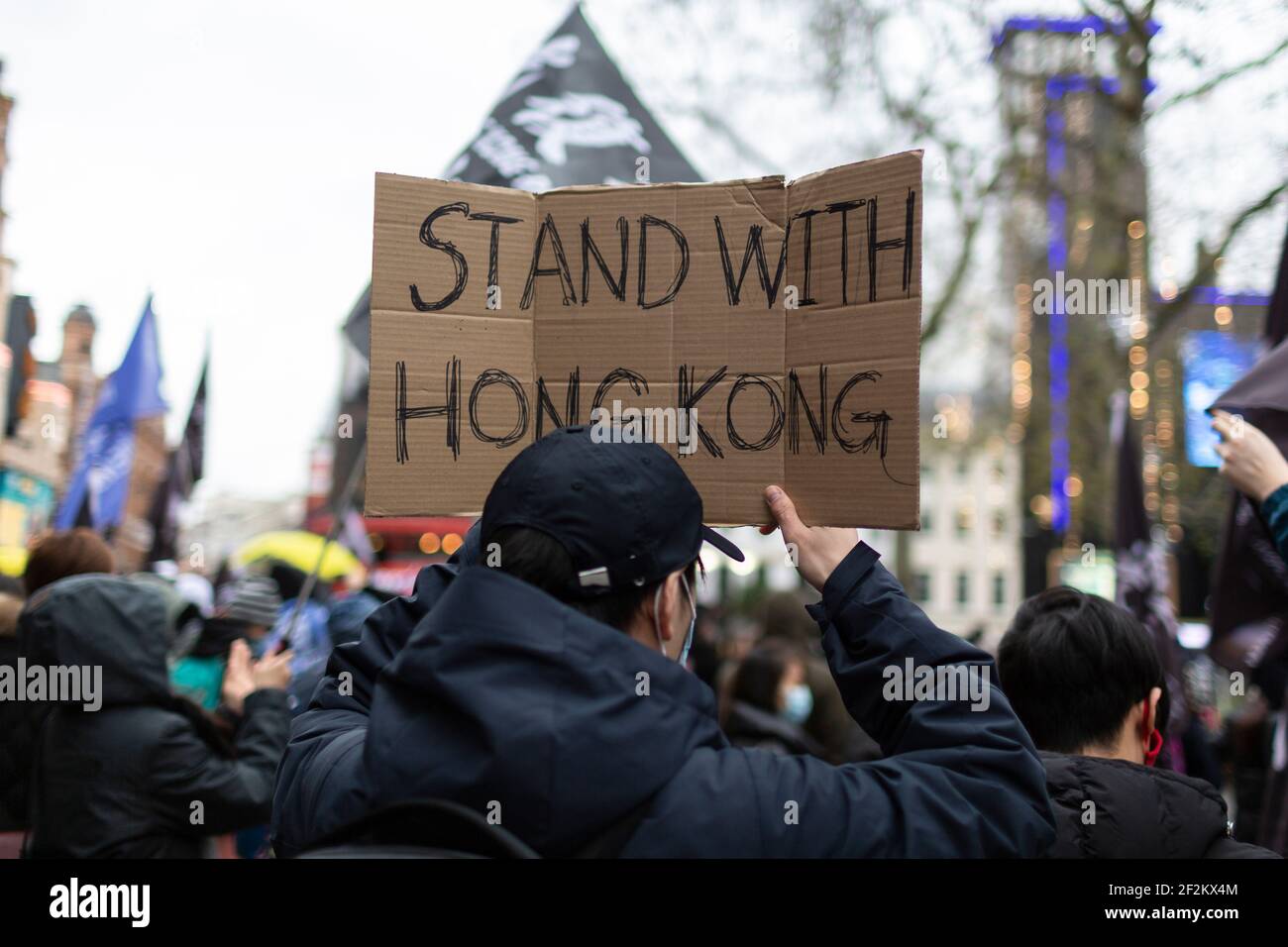 Il manifestante ha tenuto la targa 'Stand with Hong Kong', in occasione di una manifestazione contro il Partito comunista cinese, Leicester Square, Londra, 12 dicembre 2020 Foto Stock
