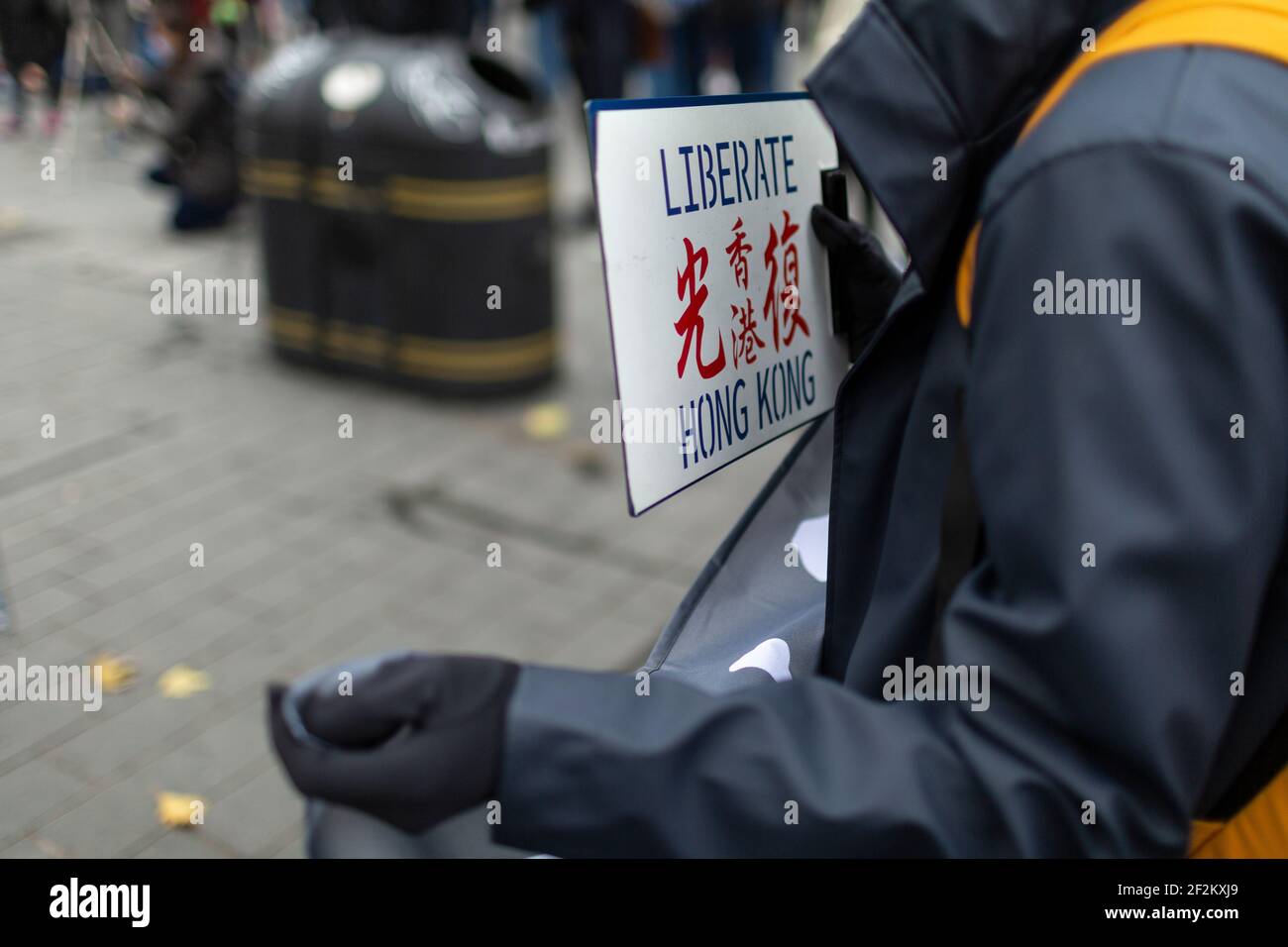 Dettaglio del cartello "liberare Hong Kong" in occasione della manifestazione contro il Partito comunista cinese, Leicester Square, Londra, 12 dicembre 2020 Foto Stock