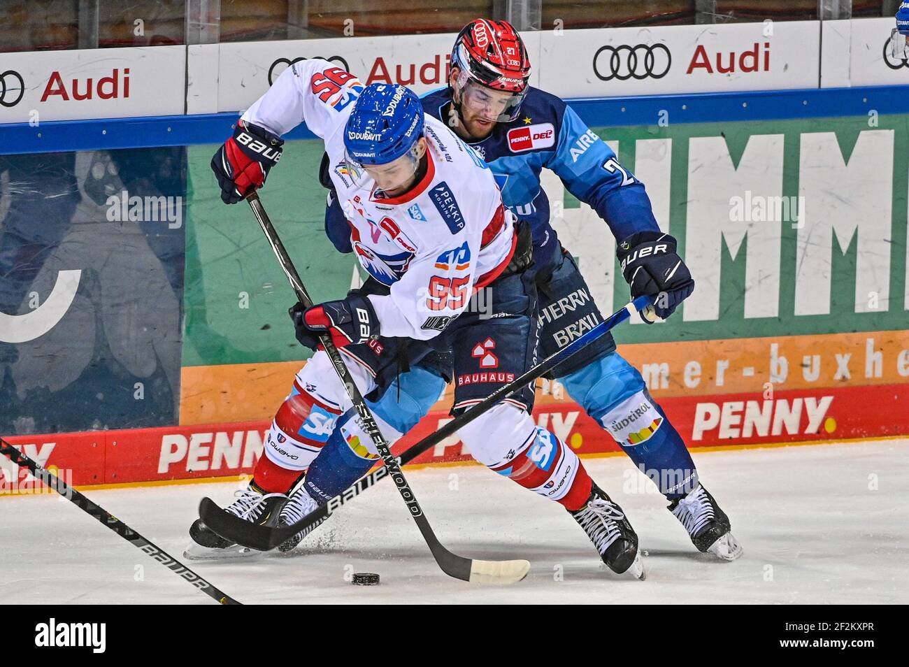 Ingolstadt, Germania. 12 marzo 2021. Hockey su ghiaccio: DEL, ERC Ingolstadt - Adler Mannheim, Hautrunde, Hautrunde Games, Matchday 26 alla Saturn Arena. Mark Katic di Mannheim (l) e Garret Pruden di Ingolstadt combattono per il puck. Credito: Armin Weigel/dpa - NOTA IMPORTANTE: In conformità con le norme del DFL Deutsche Fußball Liga e/o del DFB Deutscher Fußball-Bund, è vietato utilizzare o utilizzare fotografie scattate nello stadio e/o della partita sotto forma di sequenze fotografiche e/o serie fotografiche di tipo video./dpa/Alamy Live News Foto Stock