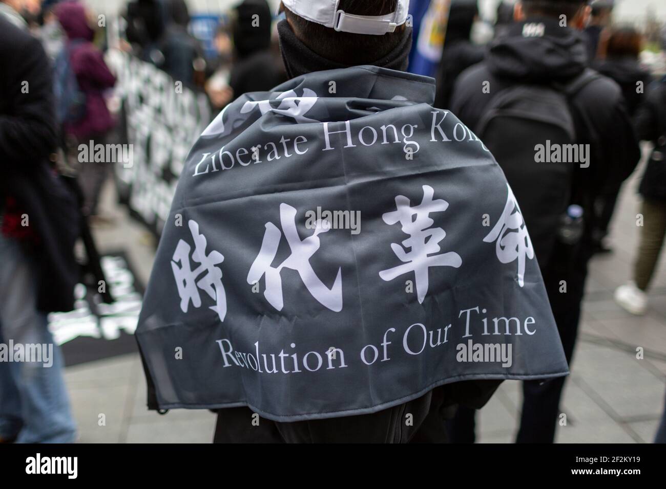 Il manifestante si è rapito nella bandiera 'libera Hong Kong', in occasione di una manifestazione contro il Partito comunista cinese, Leicester Square, Londra, 12 dicembre 2020 Foto Stock