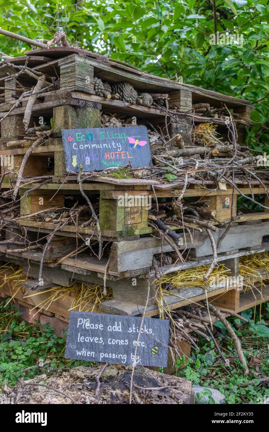 Eco Eling Community Bug Hotel con segnaletica, uno sforzo di conservazione della fauna selvatica nella New Forest, Hampshire, Regno Unito Foto Stock