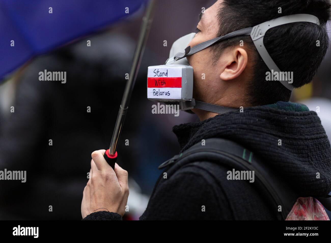 Ritratto di profilo del protetore in maschera a gas Atdimostrativa contro il Partito Comunista Cinese, Leicester Square, Londra, 12 dicembre 2020 Foto Stock