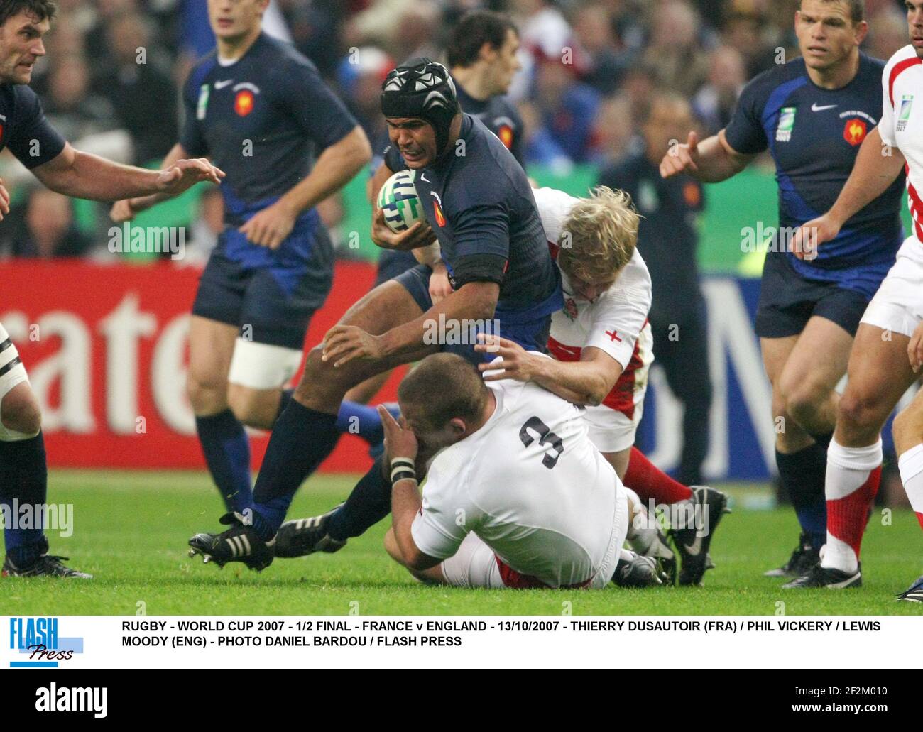 RUGBY - COPPA DEL MONDO 2007 - 1/2 FINALE - FRANCIA V INGHILTERRA - 13/10/2007 - THIERRY DUSAUTOIR (FRA) / PHIL VICKERY / LEWIS MOODY (ITA) - FOTO DANIEL BARDOU / PREMERE FLASH Foto Stock