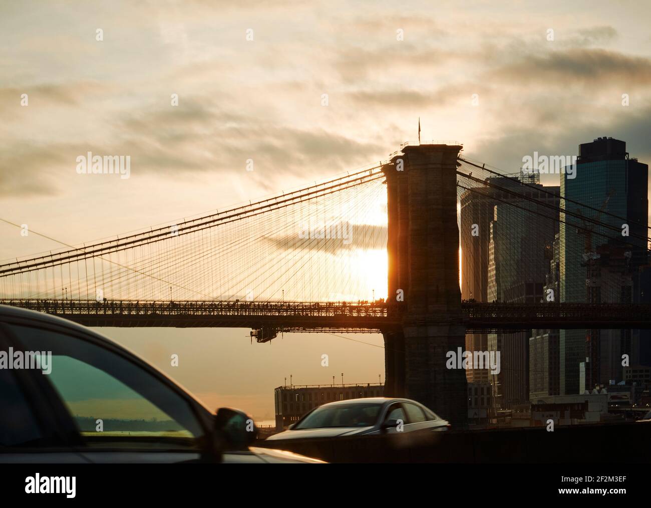 Ponte di Brooklyn e East River a New York City, Stati Uniti d'America al tramonto Foto Stock