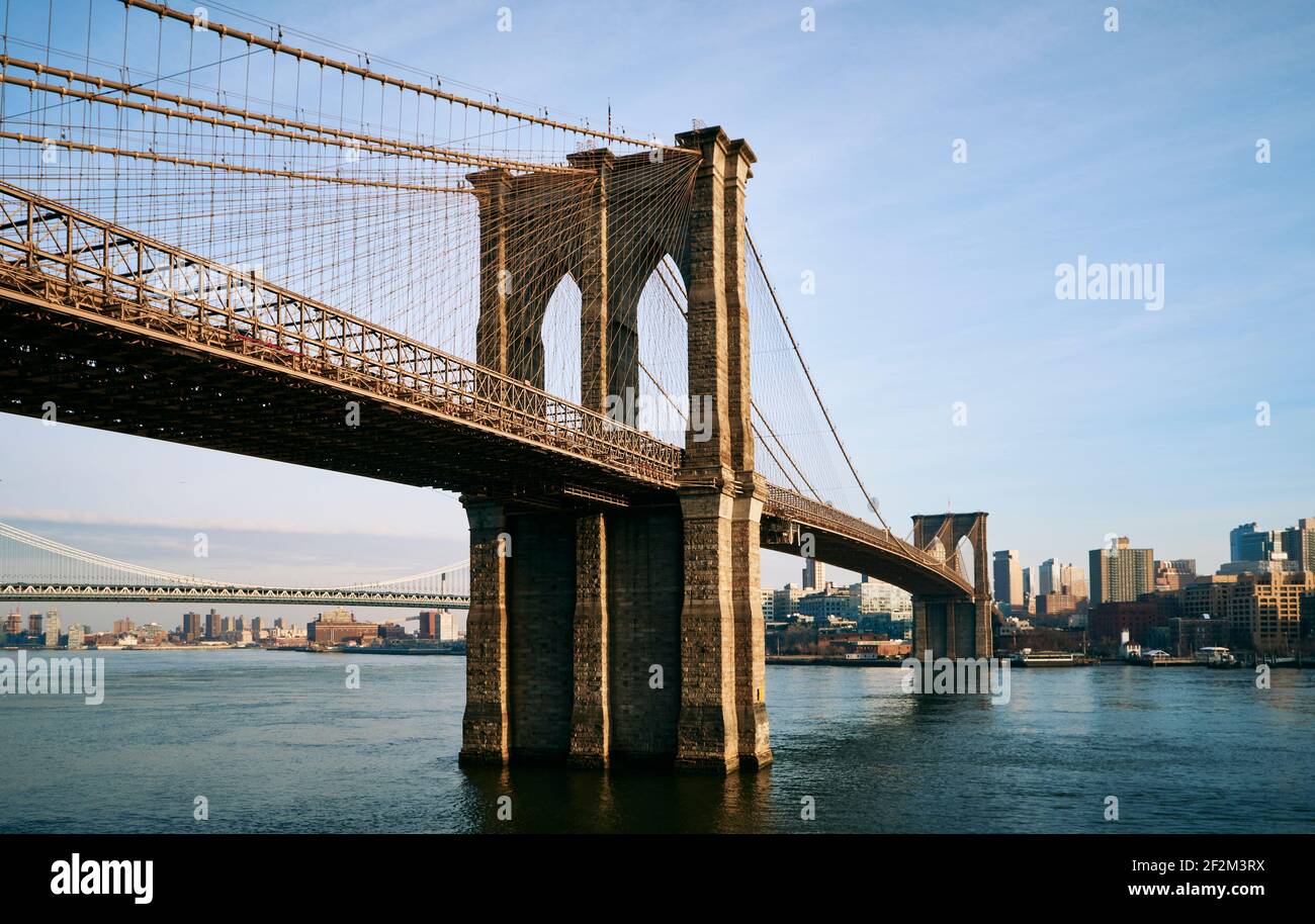 Ponte di Brooklyn e East River a New York City, Stati Uniti d'America al tramonto Foto Stock