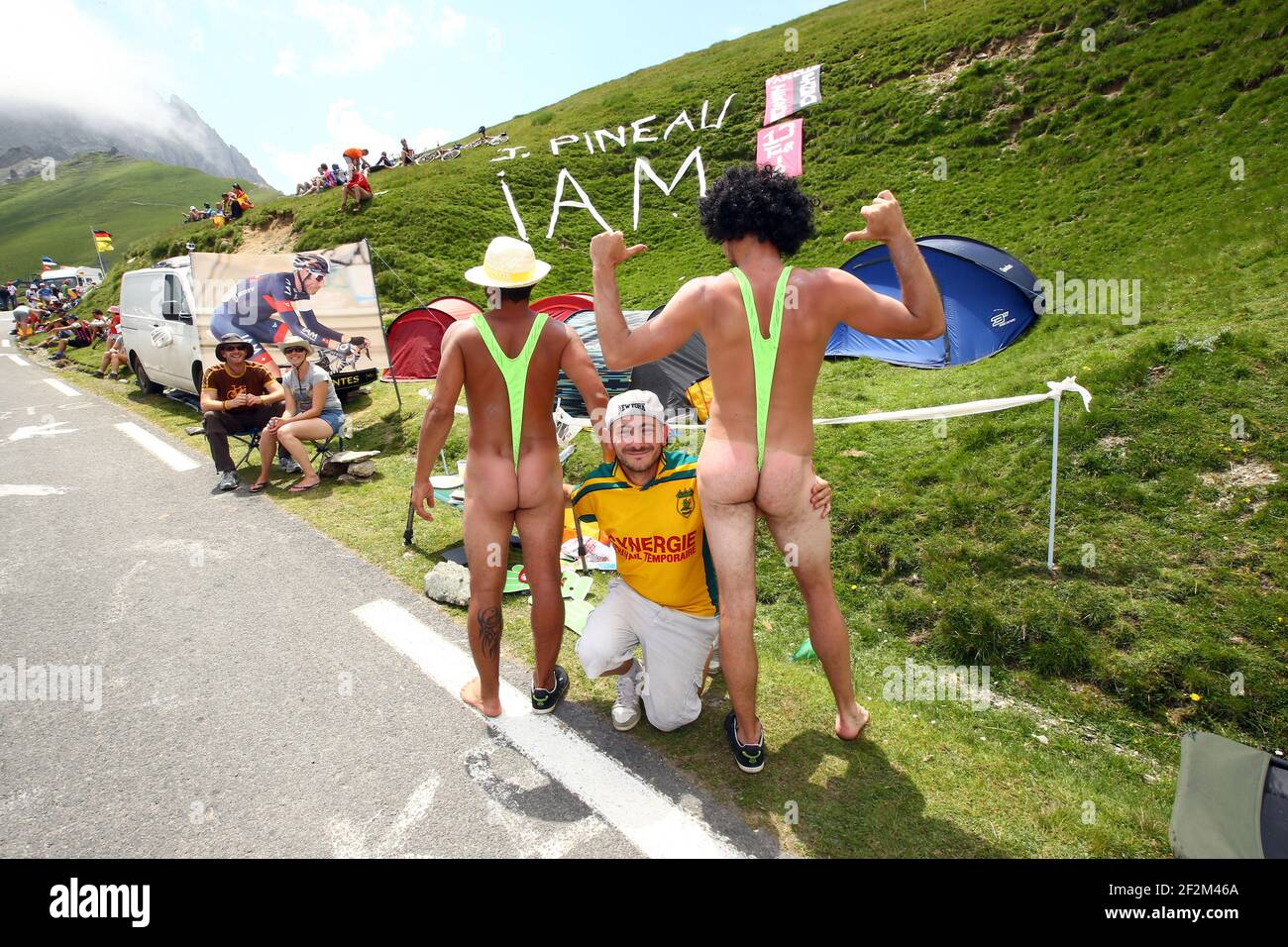 Pierre Maxime, Julien e Alban (maglia FC Nantes) appartengono a un club ciclistico chiamato les Treilliere, stanno guidando le tappe un giorno prima dei piloti e, dopo aver avuto divertimento, stanno visitando le Tour de France per la seconda volta, Sono raffigurati nel col du Tourmalet in attesa dei piloti durante il Tour of France, UCI World Tour 2014, Stage 18, Pau - Hautacam (145,5 km), il 24 luglio 2014 - Foto Manuel Blondau / AOP Press / DPPI Foto Stock