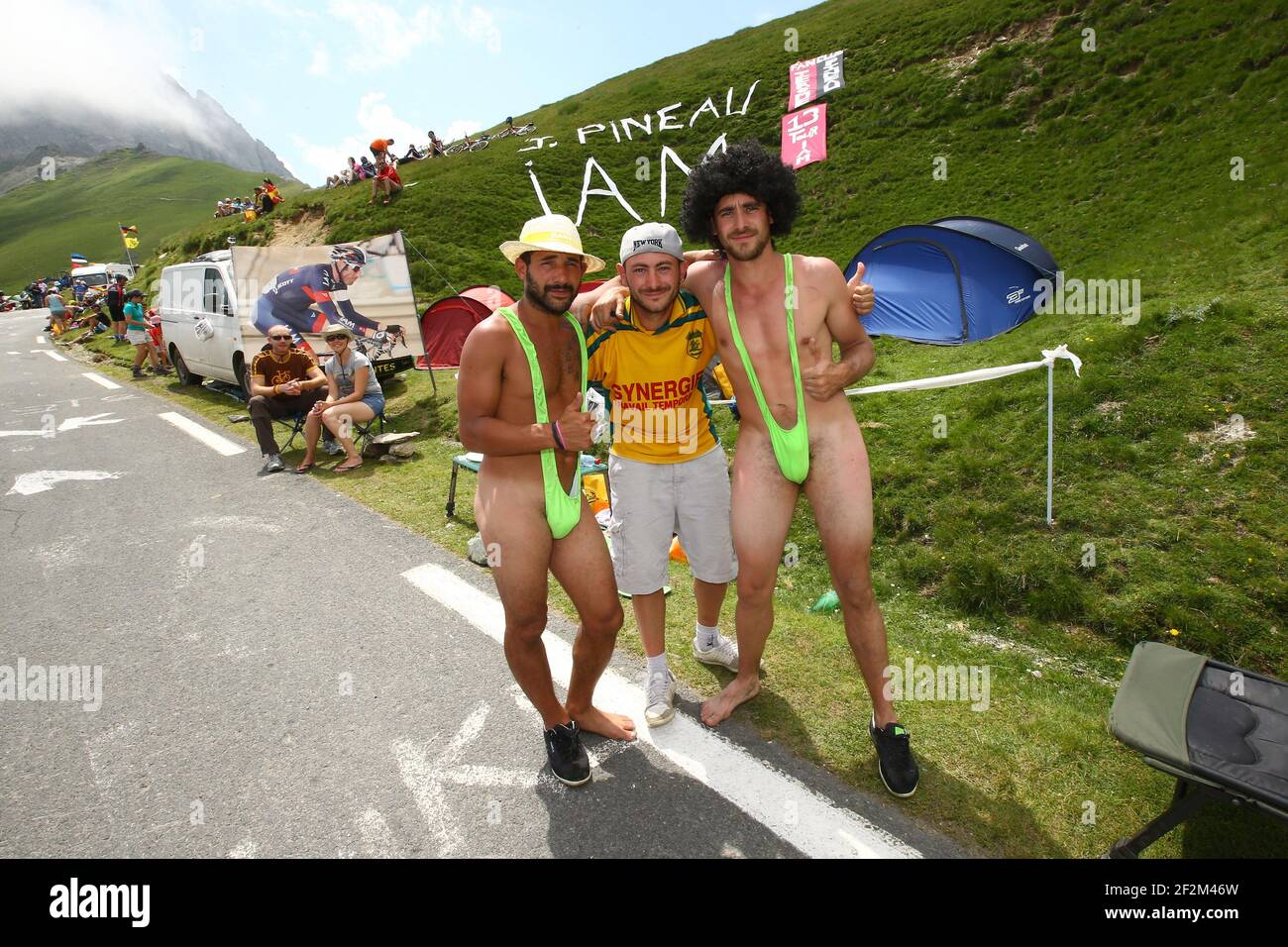 Pierre Maxime, Julien e Alban (maglia FC Nantes) appartengono a un club ciclistico chiamato les Treilliere, stanno guidando le tappe un giorno prima dei piloti e, dopo aver avuto divertimento, stanno visitando le Tour de France per la seconda volta, Sono raffigurati nel col du Tourmalet in attesa dei piloti durante il Tour of France, UCI World Tour 2014, Stage 18, Pau - Hautacam (145,5 km), il 24 luglio 2014 - Foto Manuel Blondau / AOP Press / DPPI Foto Stock