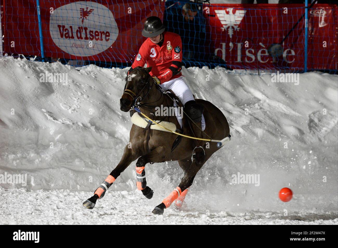 VAL D'ISERE, Francia : finale con il team Les Barmes de l'Ours e il team Avenue Lodge (rosso) del polo della neve durante la BMW Polomasters 2013 in Val d'Isere - Vittoria per il team Avenue Lodge, SQUADRA AVENUE LODGE : Paul Knights, Jonny Good e Tim Bown, SQUADRA DI LES BARMES DE l'OURS : Laurent Dassault, Matthieu Delfosse e Patrick Paillol, 18 gennaio 2014. Foto Christophe Bricot / DPPI Foto Stock