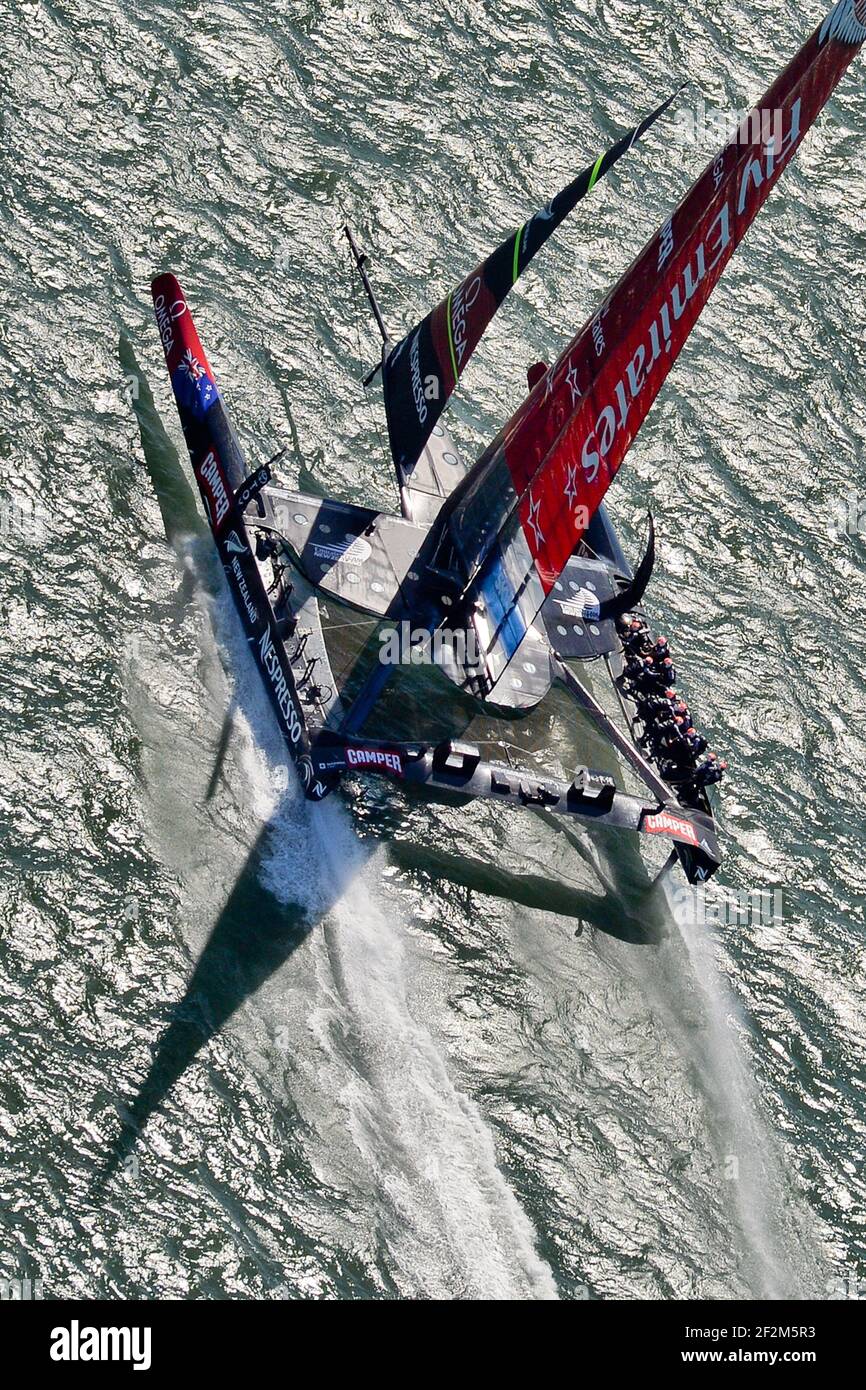 Challenger Emirates Team New Zealand durante il giorno 1 della America's Cup in barca a vela al largo di San Francisco (Stati Uniti occidentali), 7 settembre 2013 - Foto : Christophe Favreau / DPPI - Alcatraz sullo sfondo Foto Stock