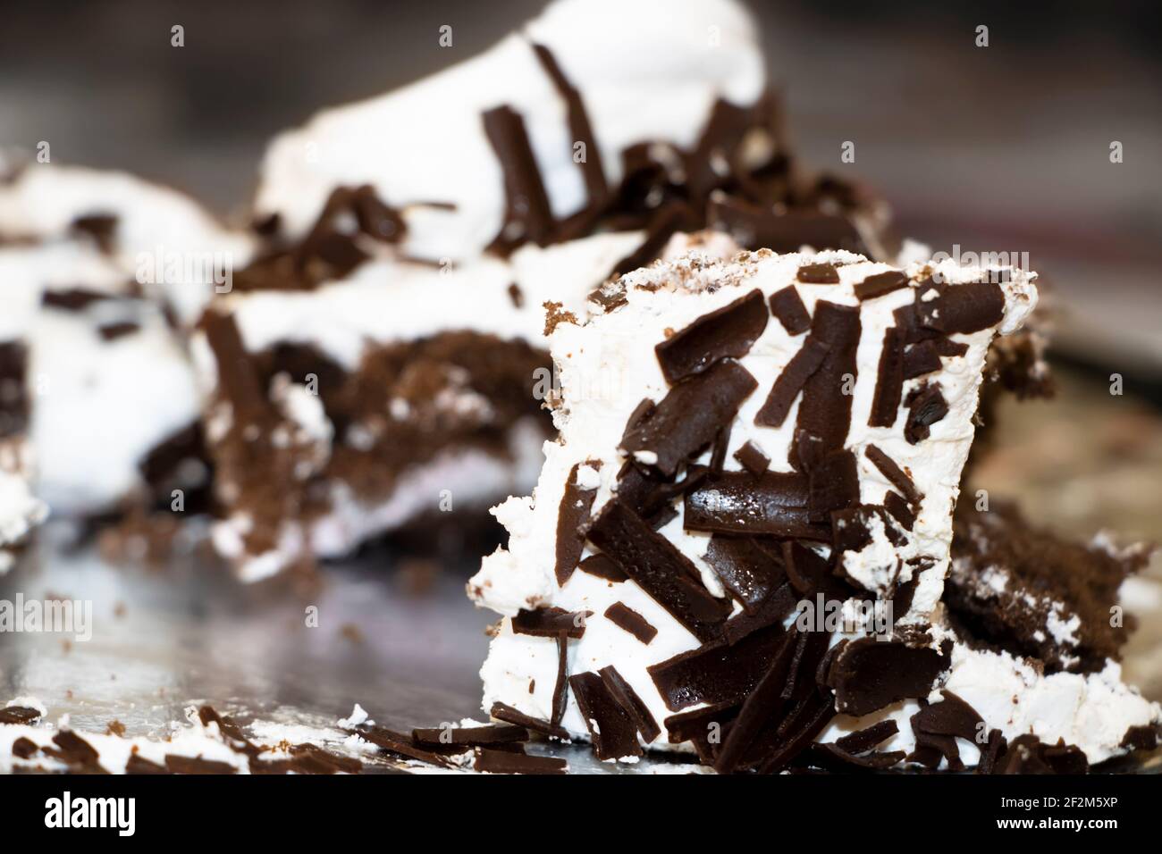 Bella Foresta Nera a fette o torta al cioccolato. Messa a fuoco selettiva Foto Stock
