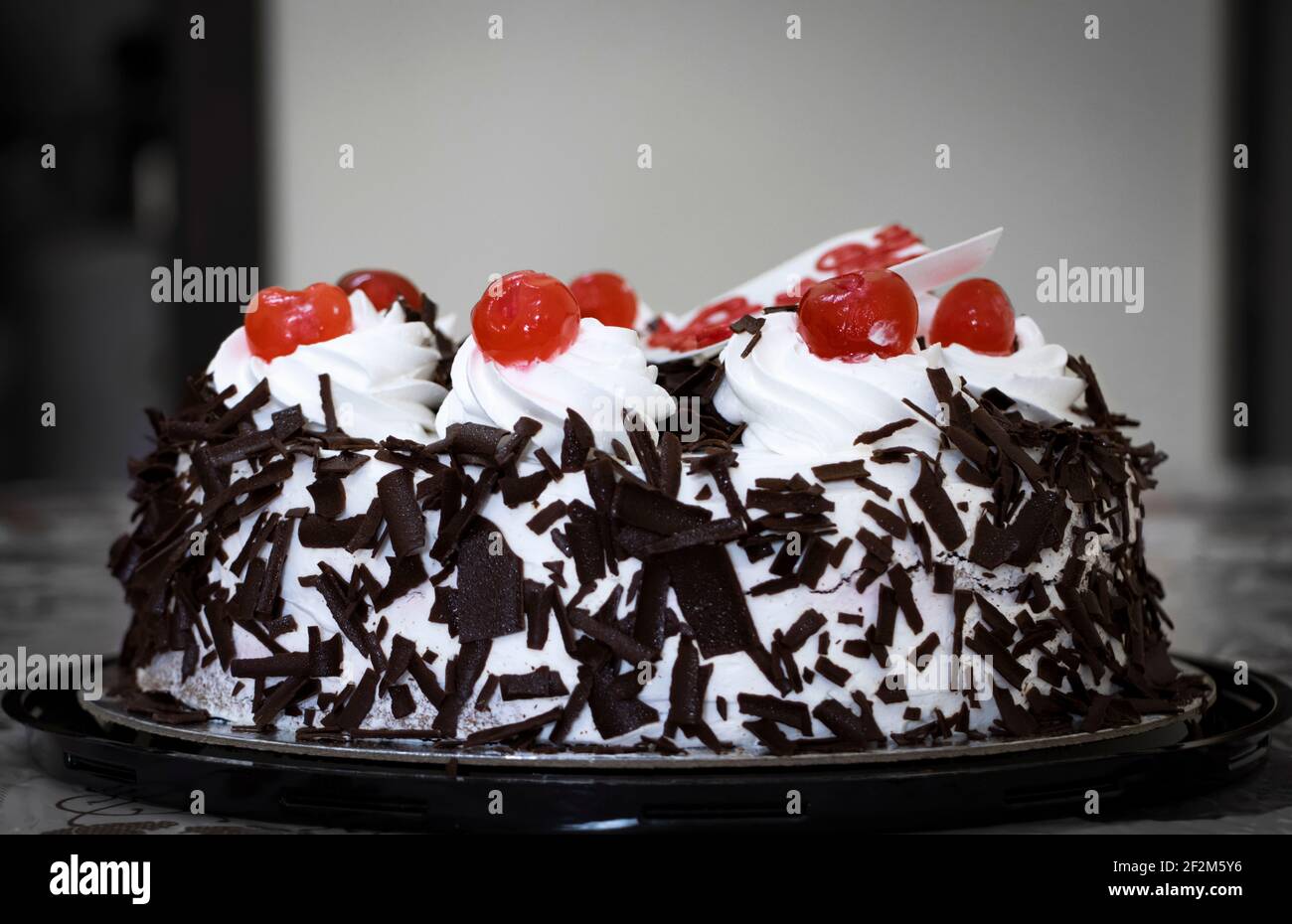 Torta rotonda Sweet Black Forest con ciliegia rossa sul In alto Foto Stock