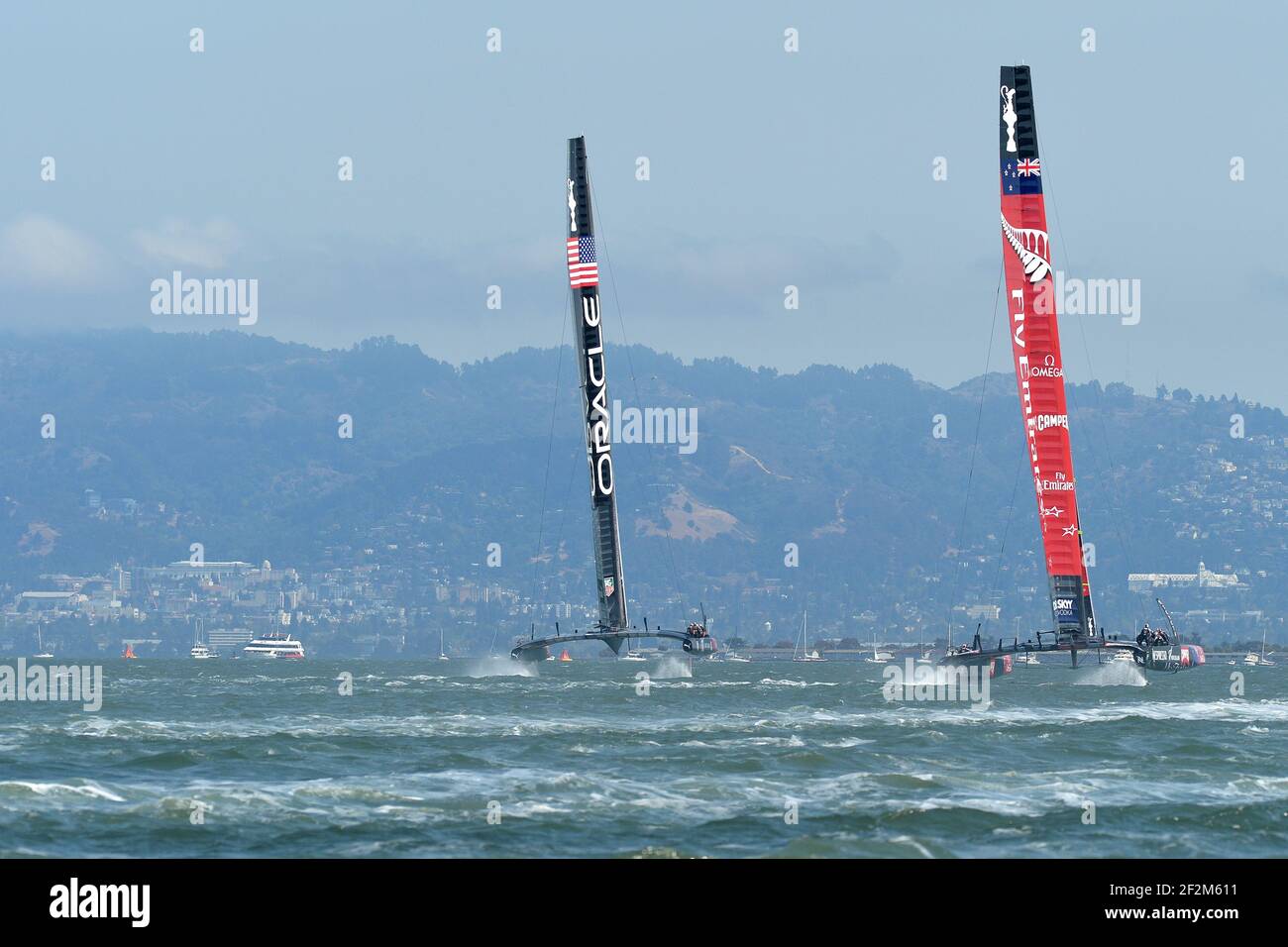 Defender Oracle Team USA e Challenger Emirates Team Nuova Zelanda in azione durante il terzo giorno (giorno 3) della America's Cup che si svolge al largo di San Francisco (West USA), 10 settembre 2013 - Foto : Christophe Favreau / DPPI - ETNZ ha vinto la quinta gara e Oracle ha utilizzato il suo scherzatore per rinviare la sesta gara Foto Stock